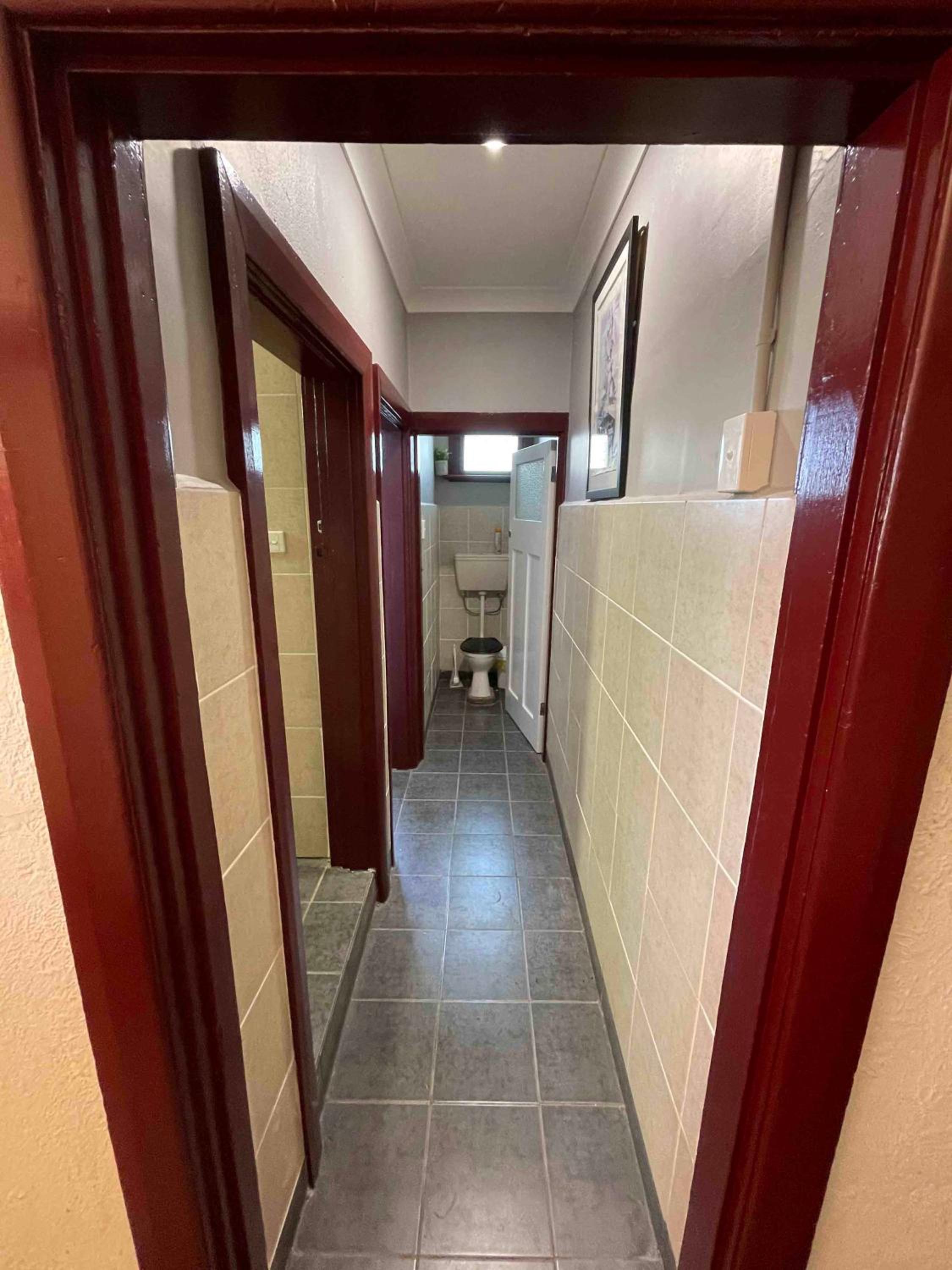 Standard Twin Room with Shared Bathroom photo 2