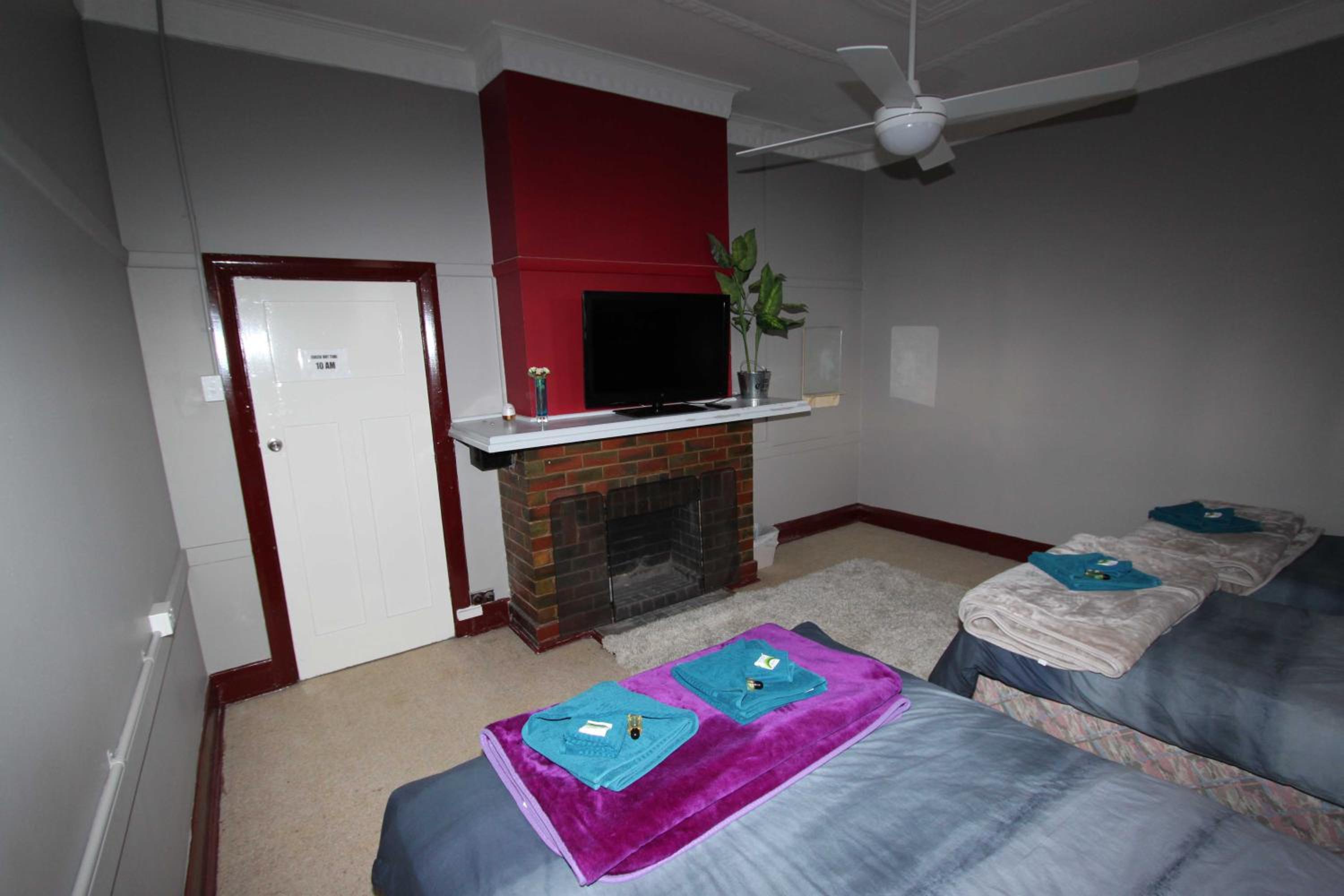 Family Room with Shared Bathroom photo 2