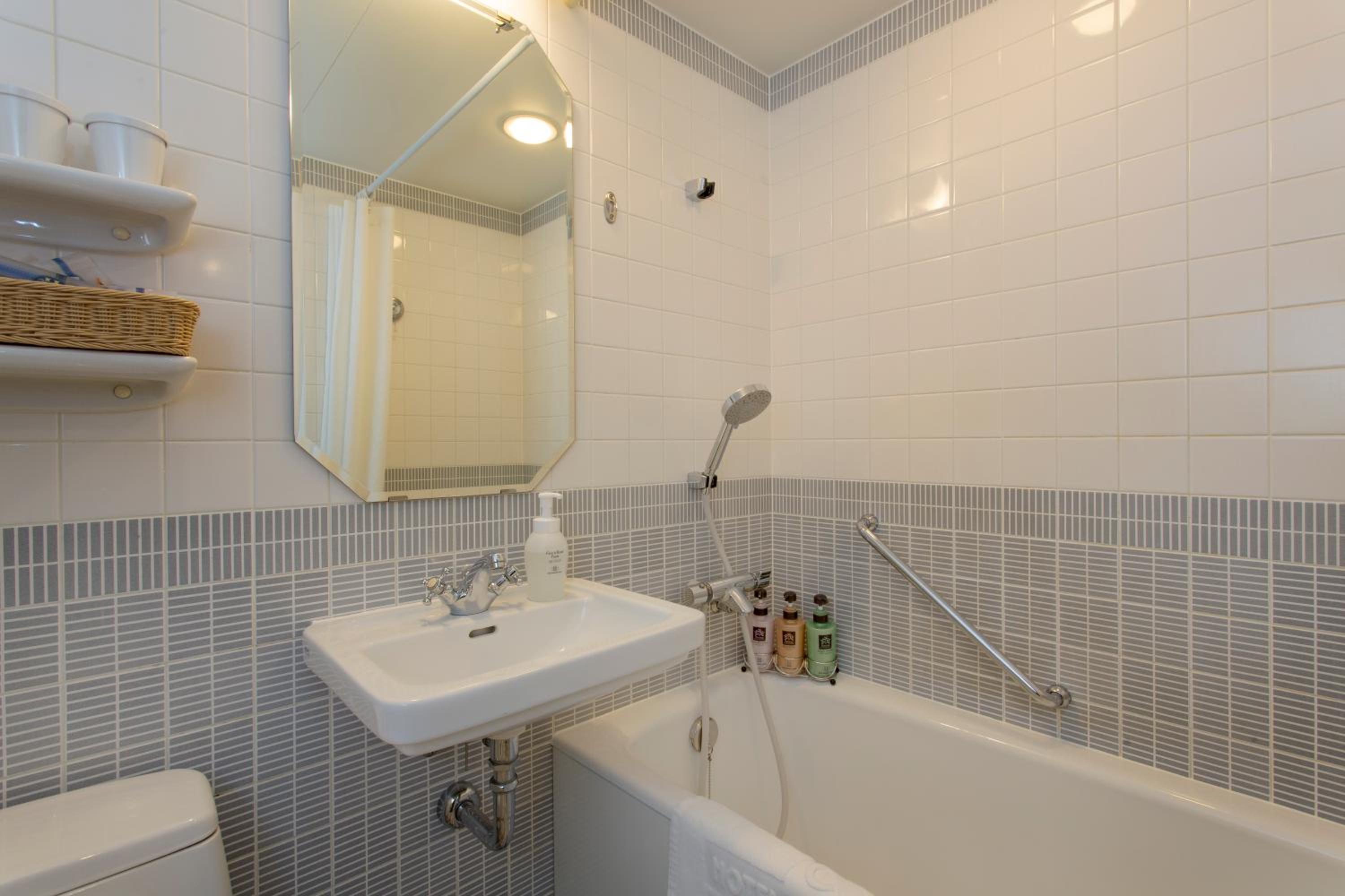 Twin Room - Non-Smoking photo 2
