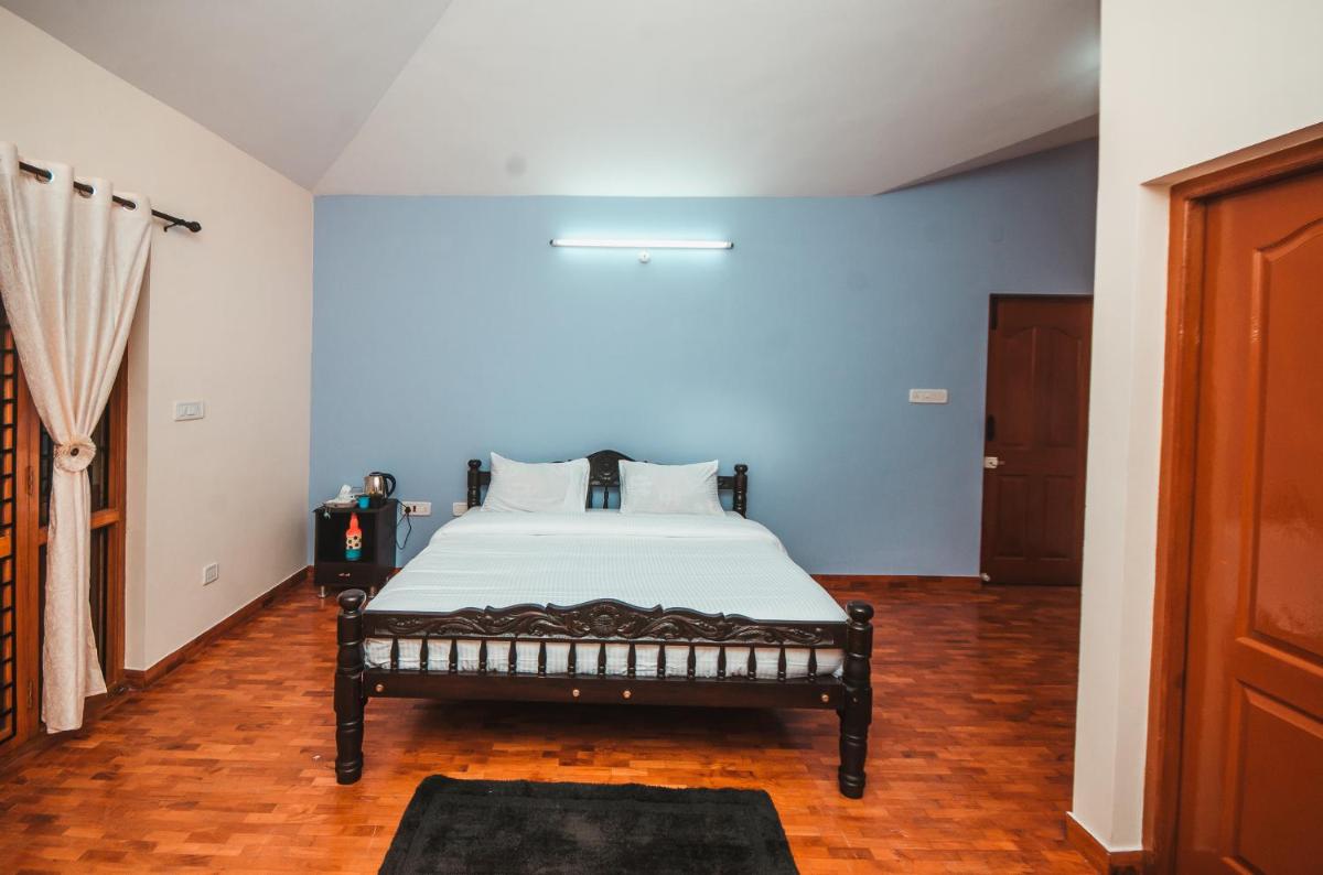 Deluxe Double Room with Balcony - Photo 4