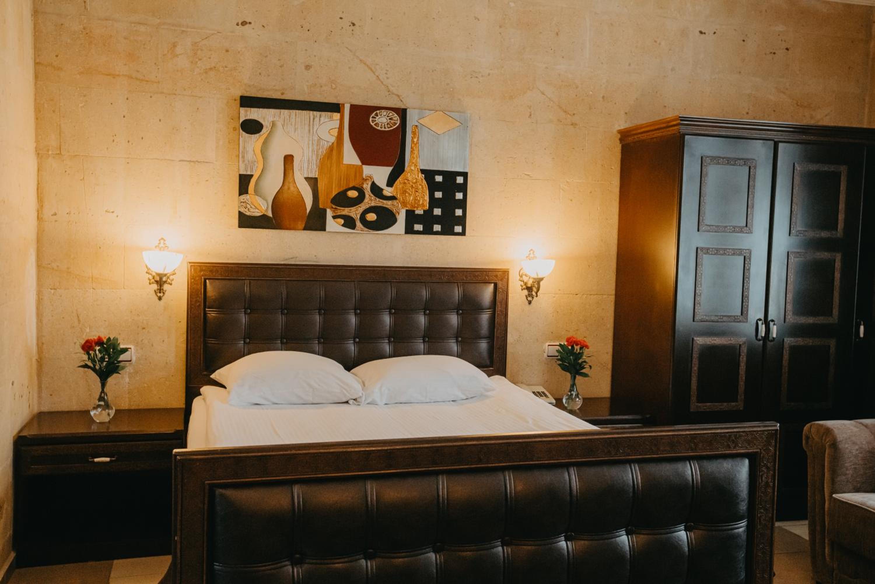 Deluxe Double Stone Room photo 3