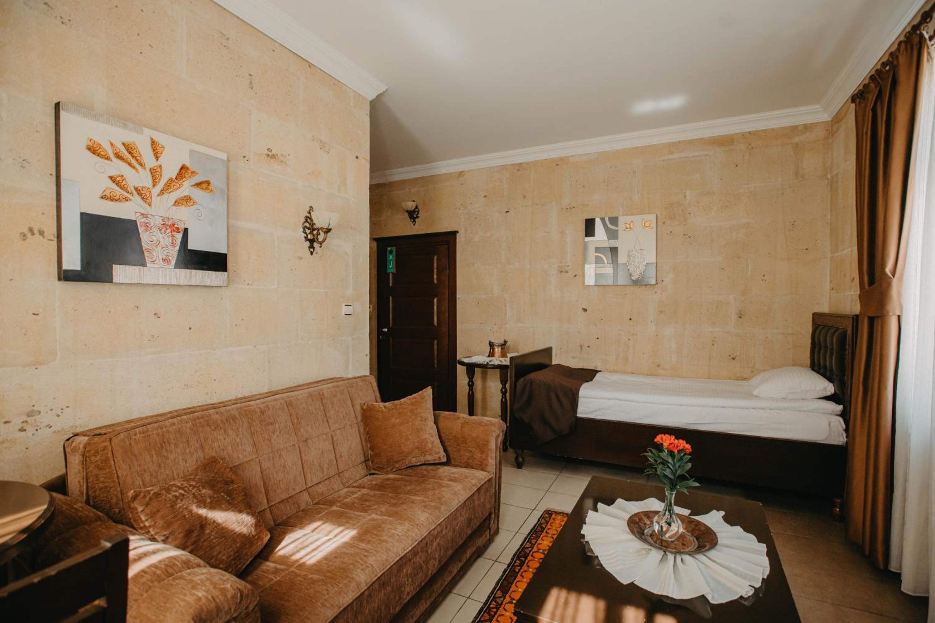 Deluxe Stone Suite