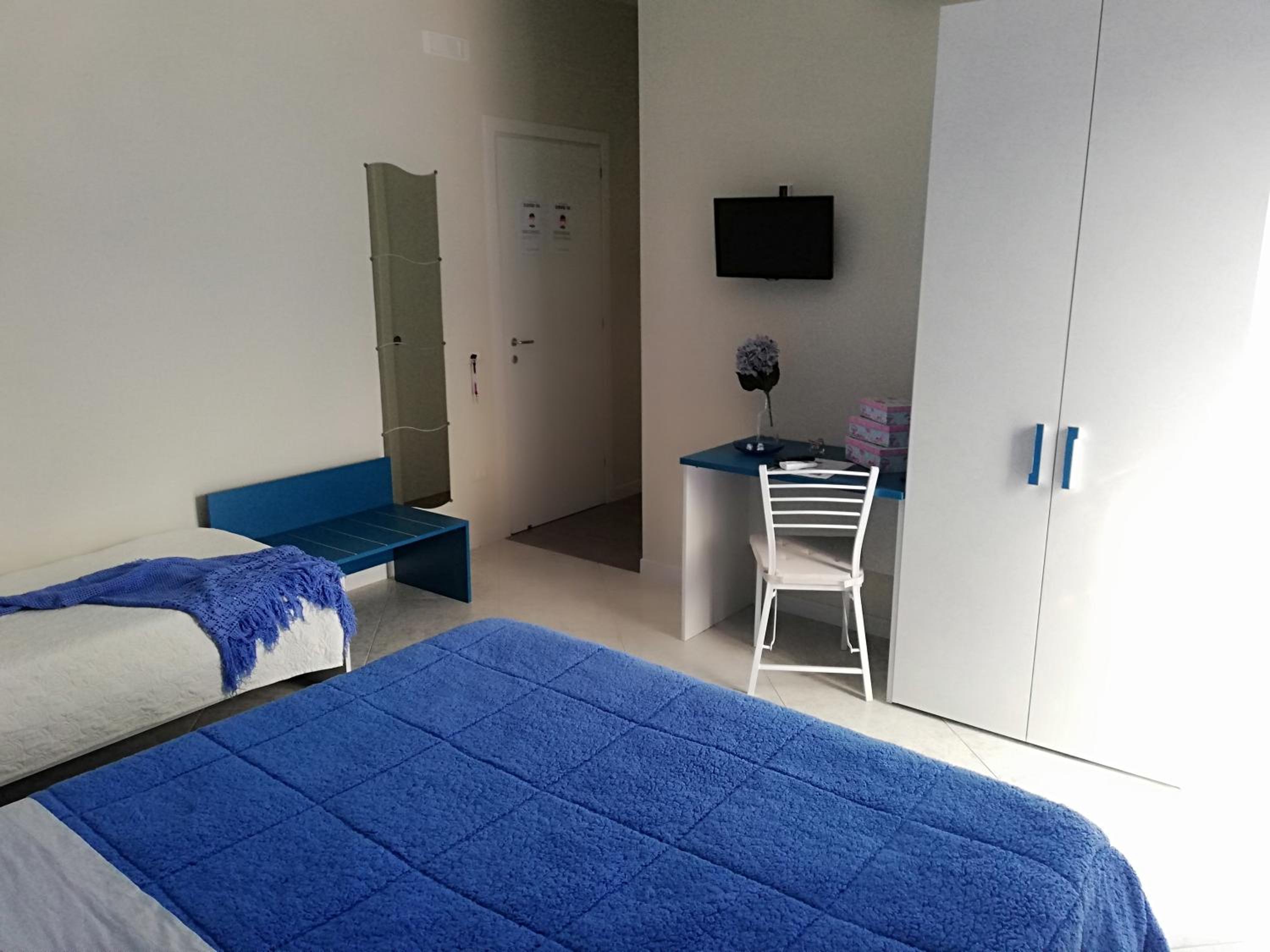Triple Room with Private Bathroom - Photo 9