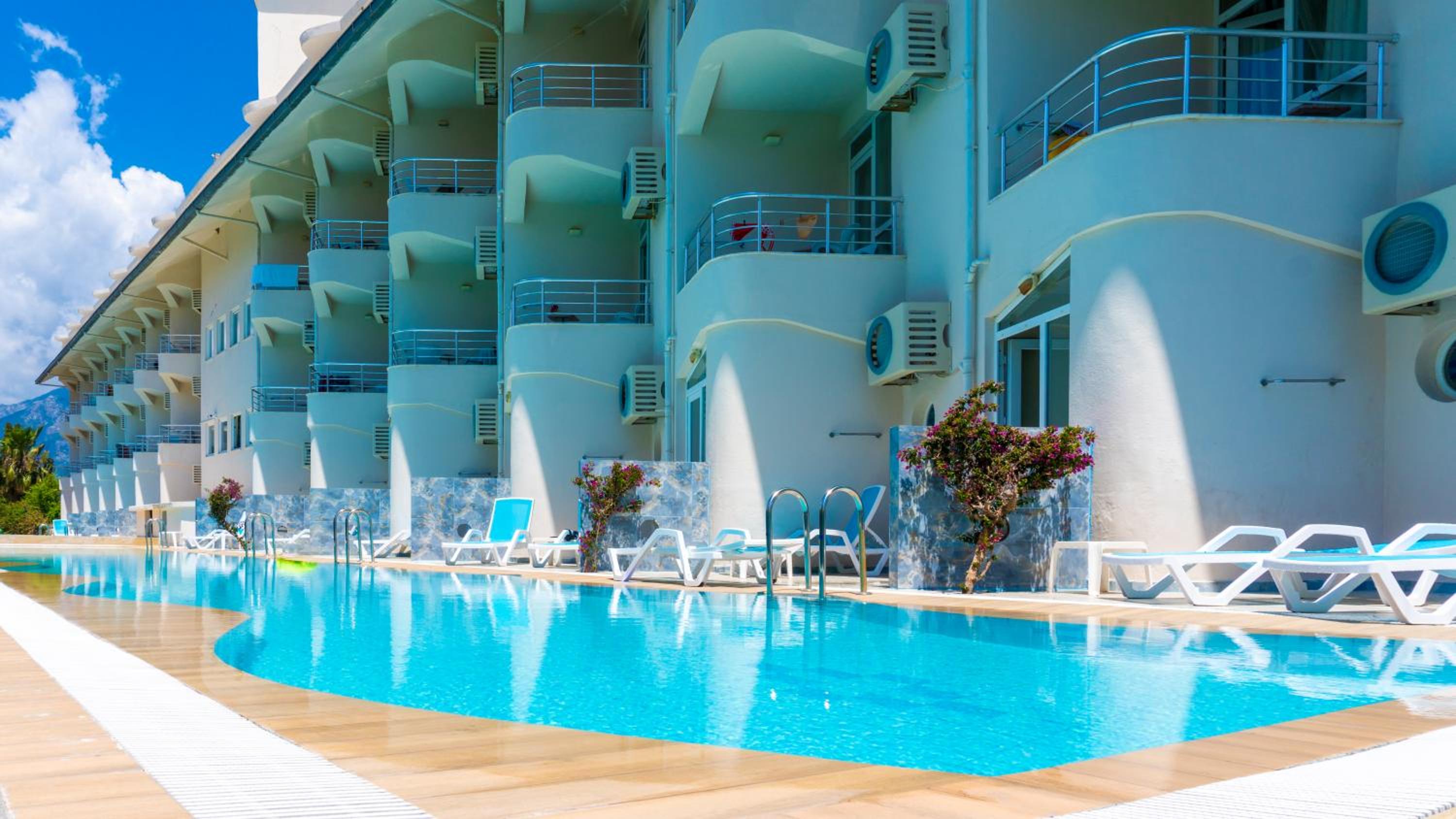 Swim-up Room thumbnail 5