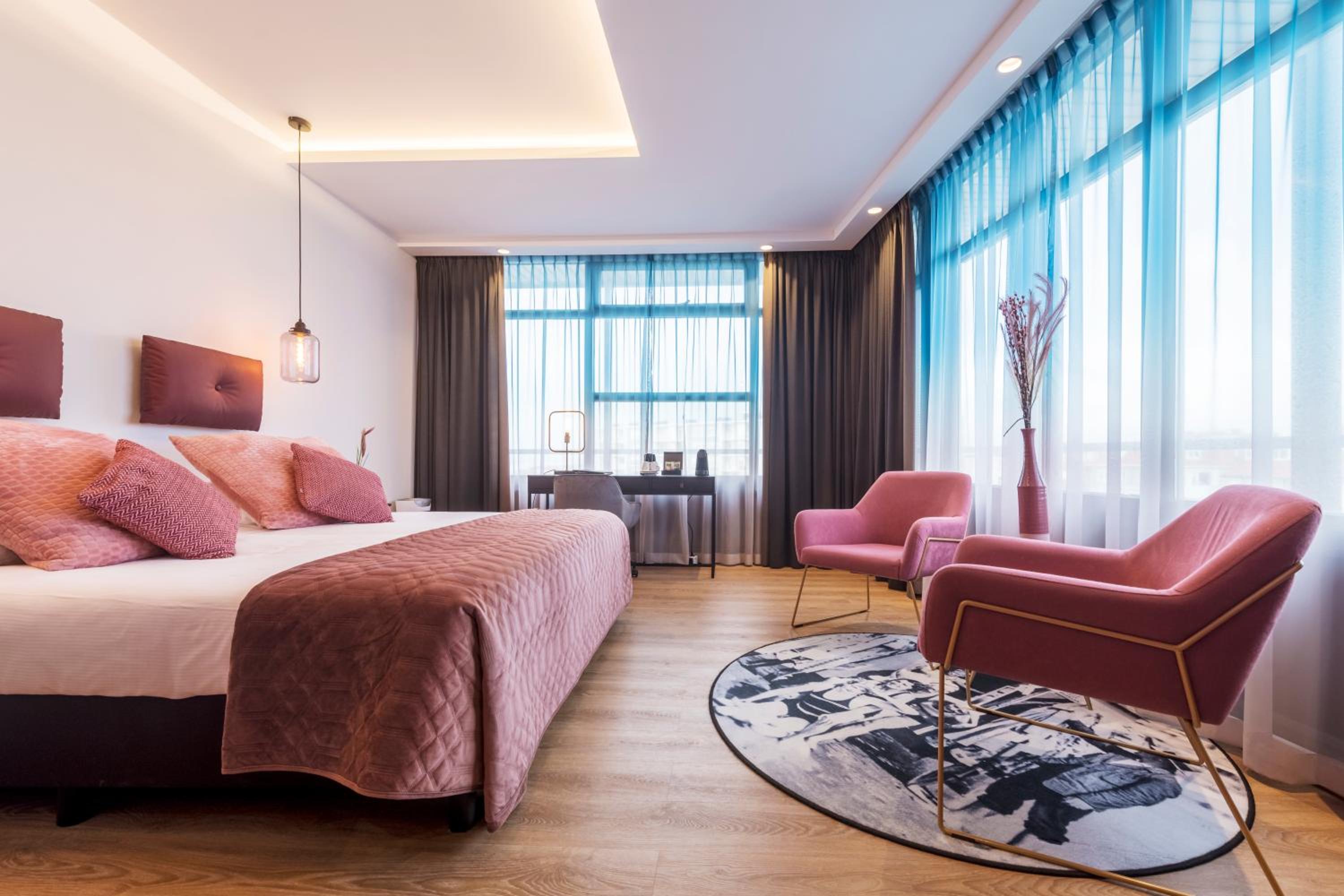 Large Room with Sloping Sea View photo 1
