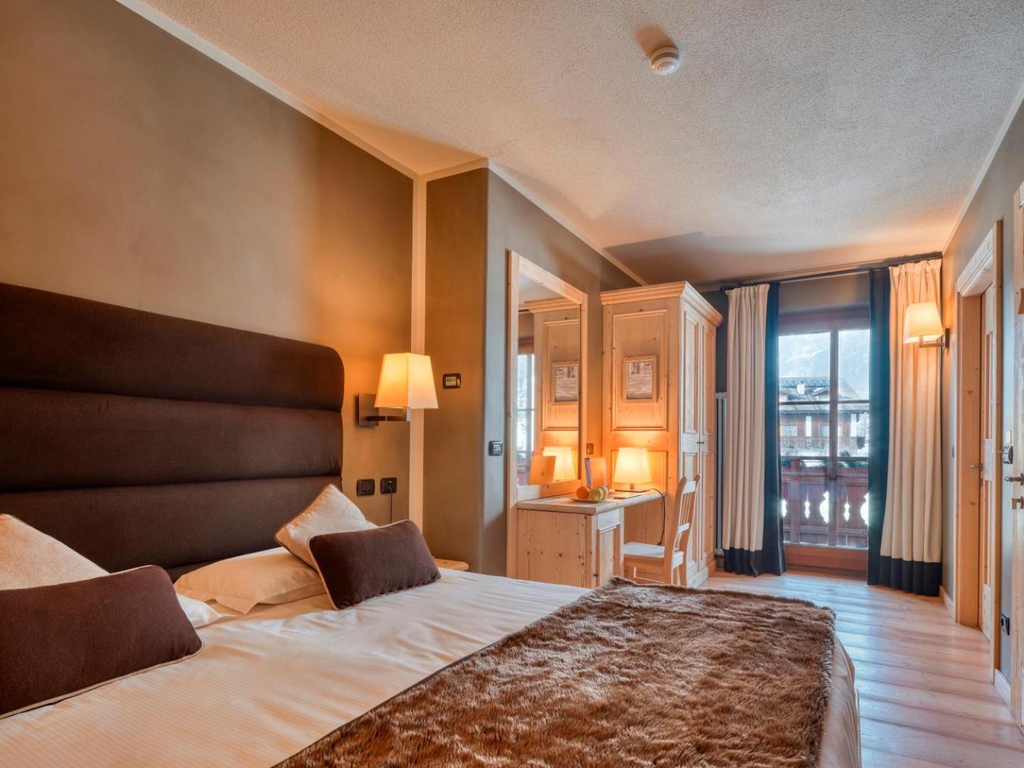Double or Twin Room with Balcony - Photo 21