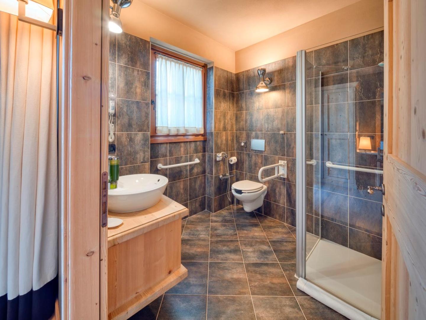 Double or Twin Room with Balcony - Photo 20