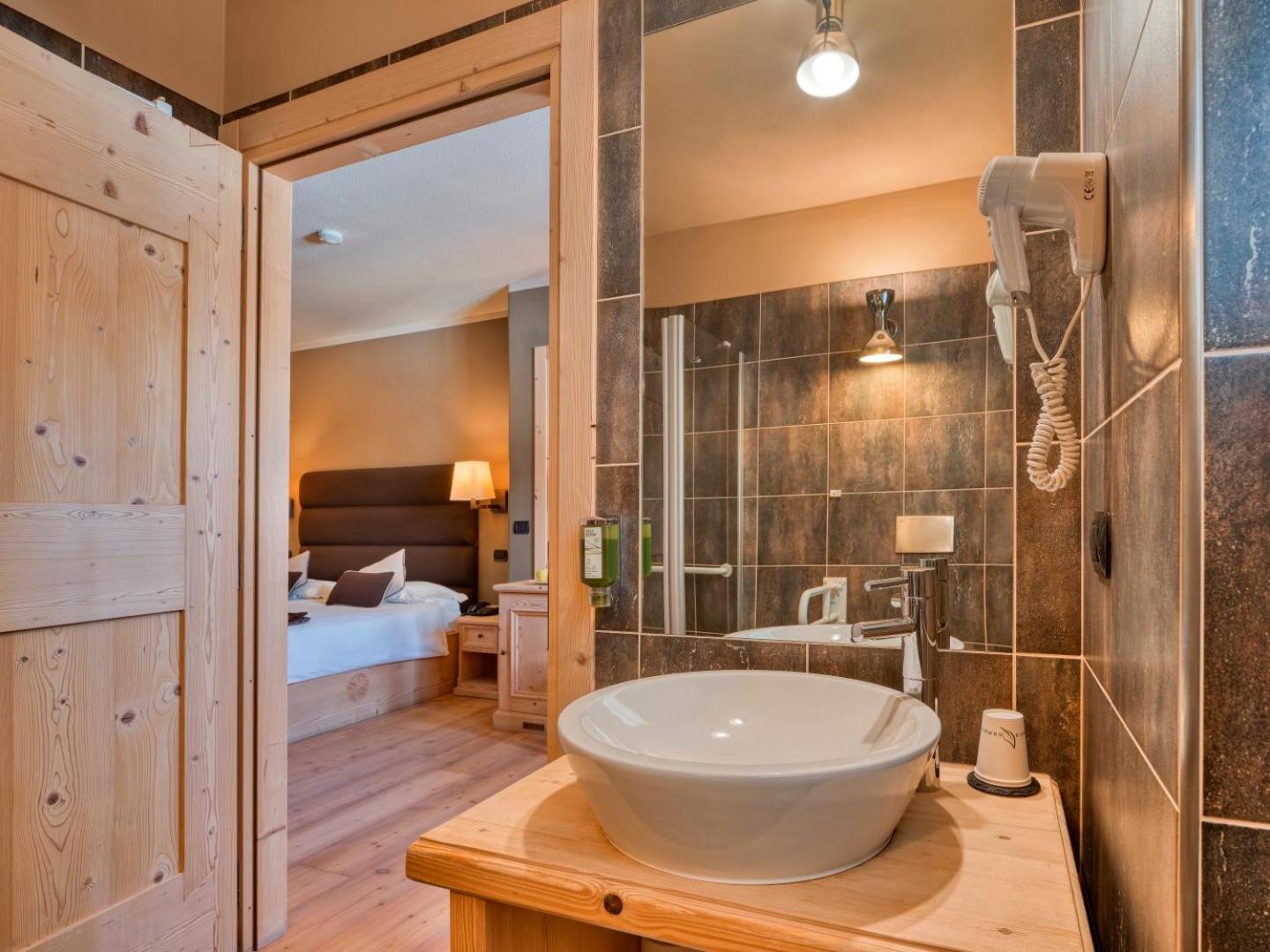 Double or Twin Room with Balcony - Photo 19