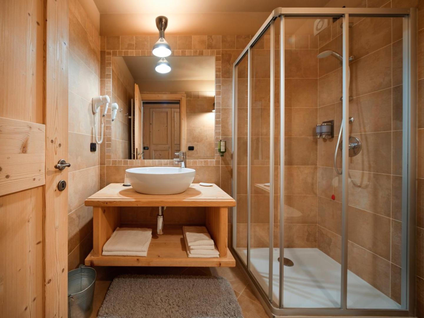 Double or Twin Room with Balcony - Photo 2