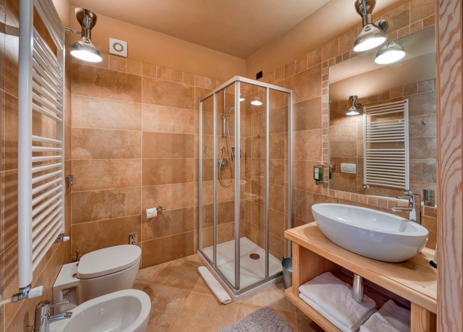 Double or Twin Room with Balcony - Photo 18