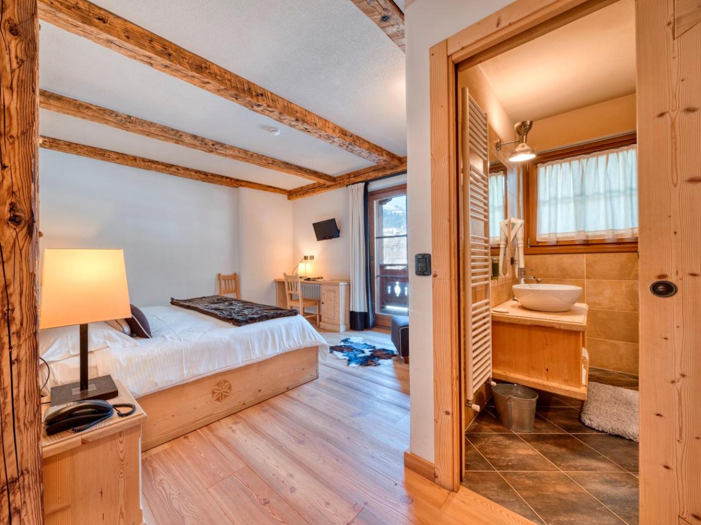Double or Twin Room with Balcony - Photo 17
