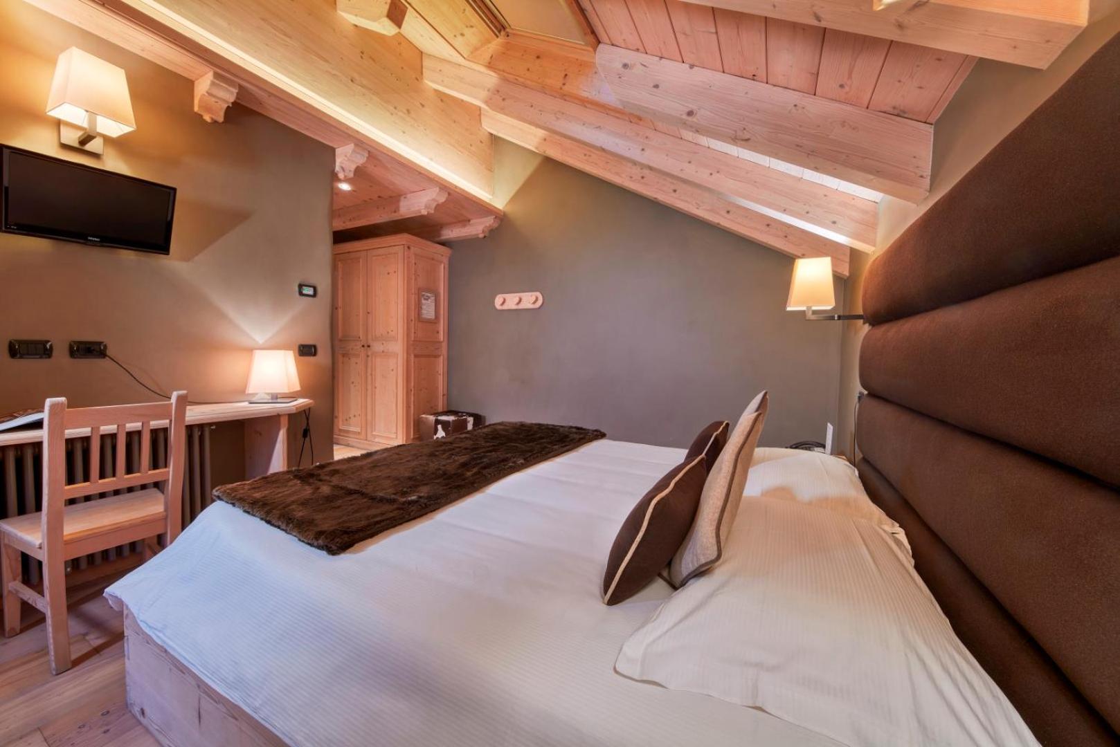 Double or Twin Room with Balcony - Photo 8