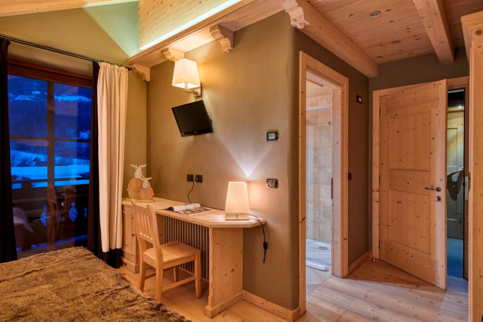 Double or Twin Room with Balcony - Photo 9