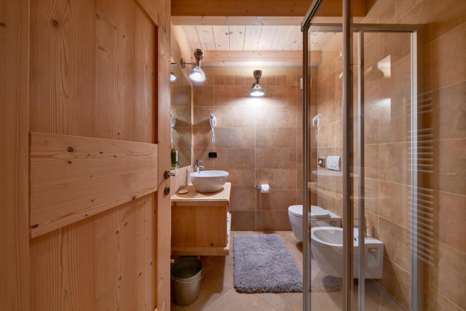 Double or Twin Room with Balcony - Photo 13