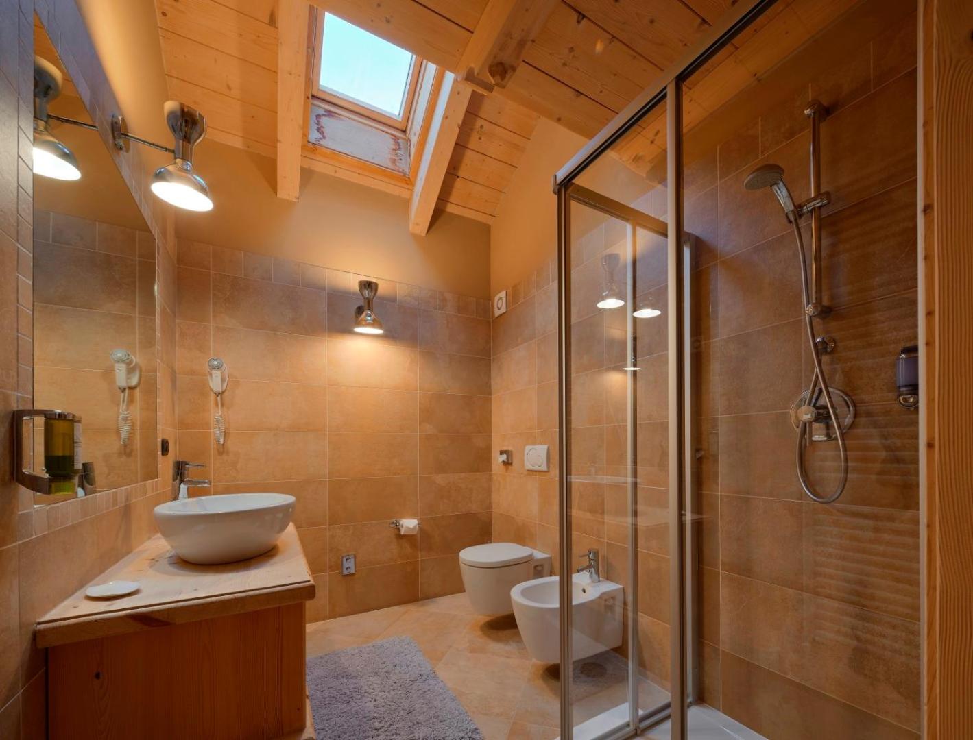 Double or Twin Room with Balcony - Photo 11