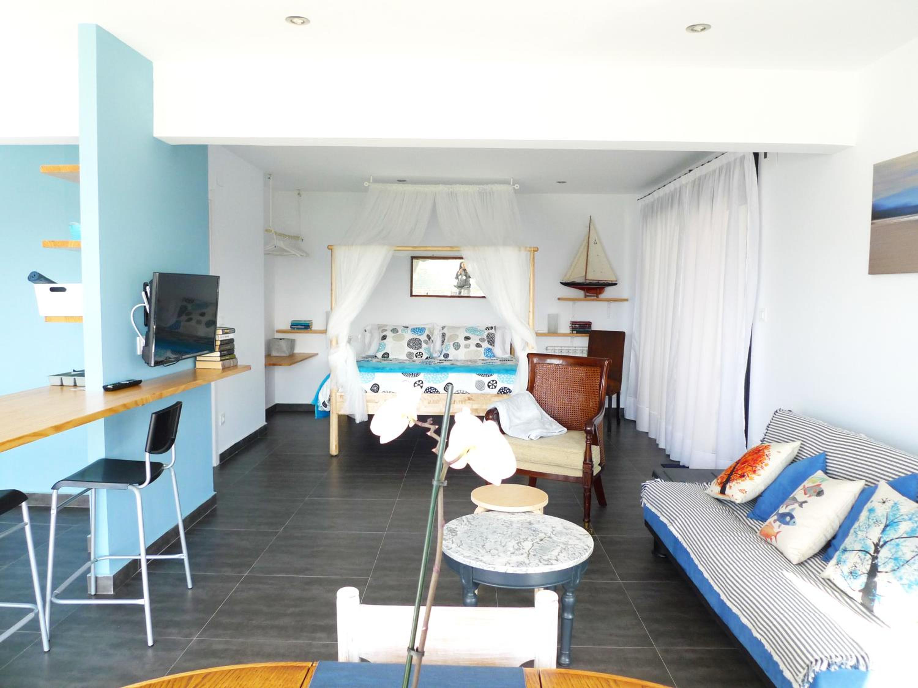 Estudio con vista al mar
