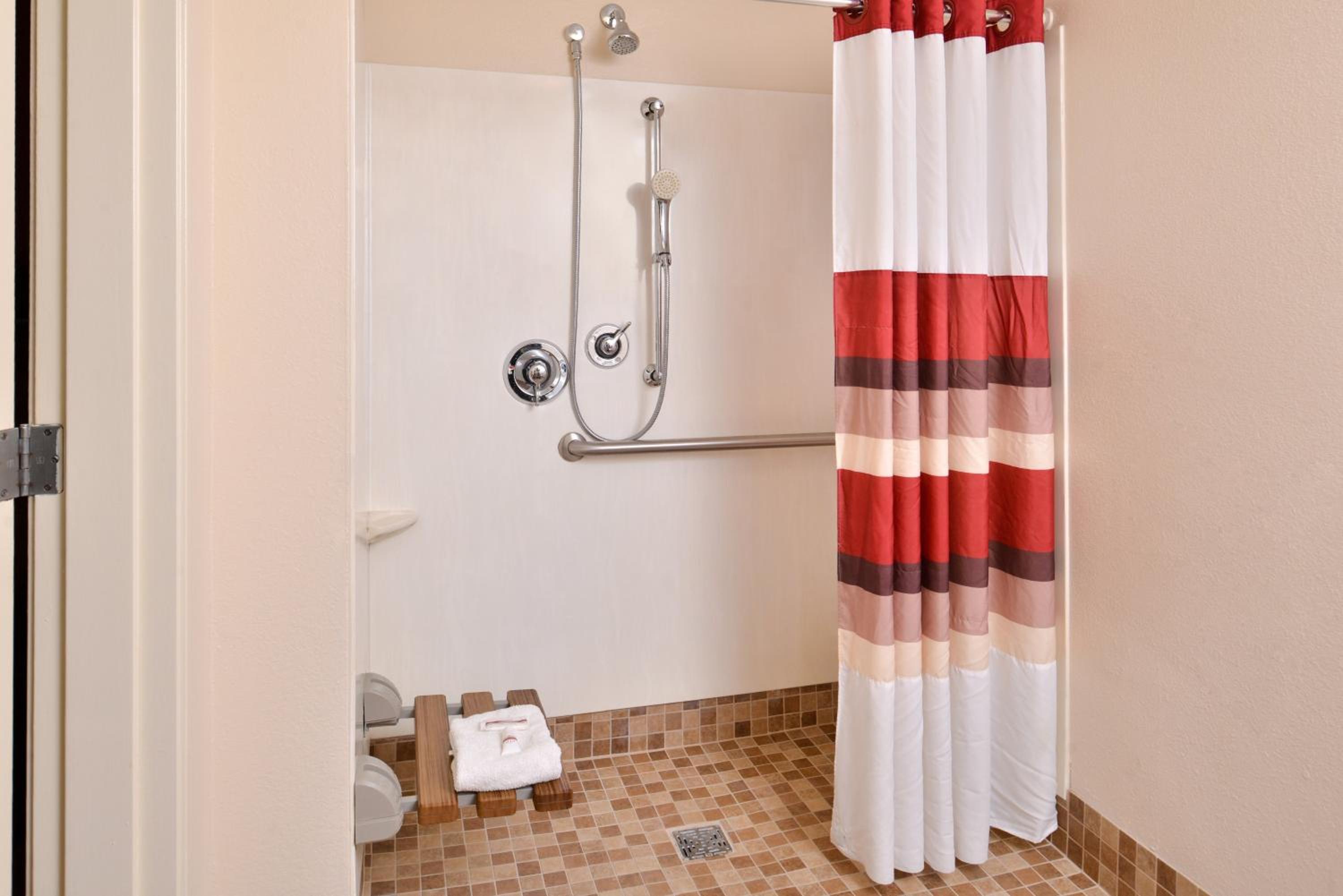 Deluxe King Room Disability Access Roll-In Shower Smoke Free - Photo 4
