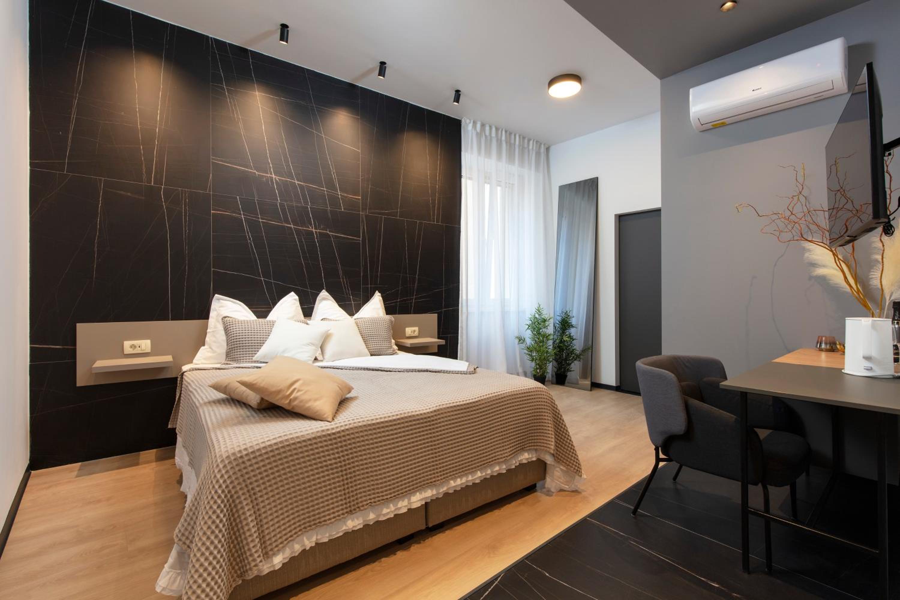 Deluxe Double Room (2 Adults + 1 Child)
