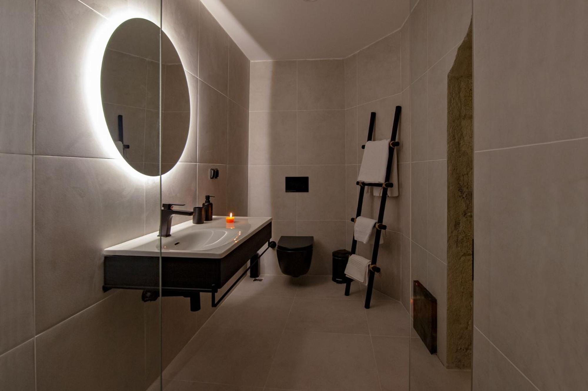 Deluxe Double Room with Bath photo 3