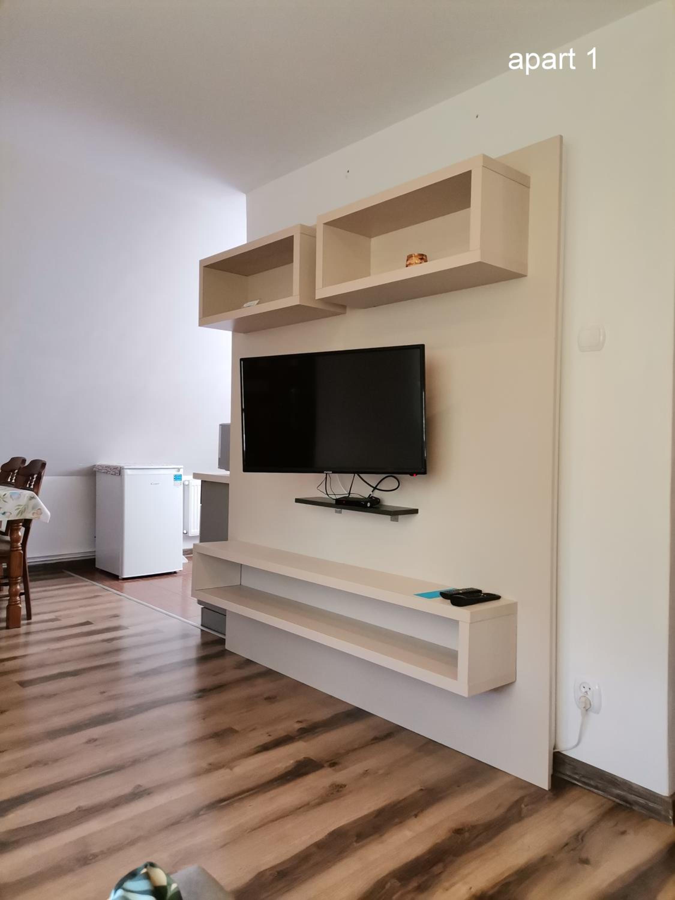 Apartment with Lake View - Photo 4