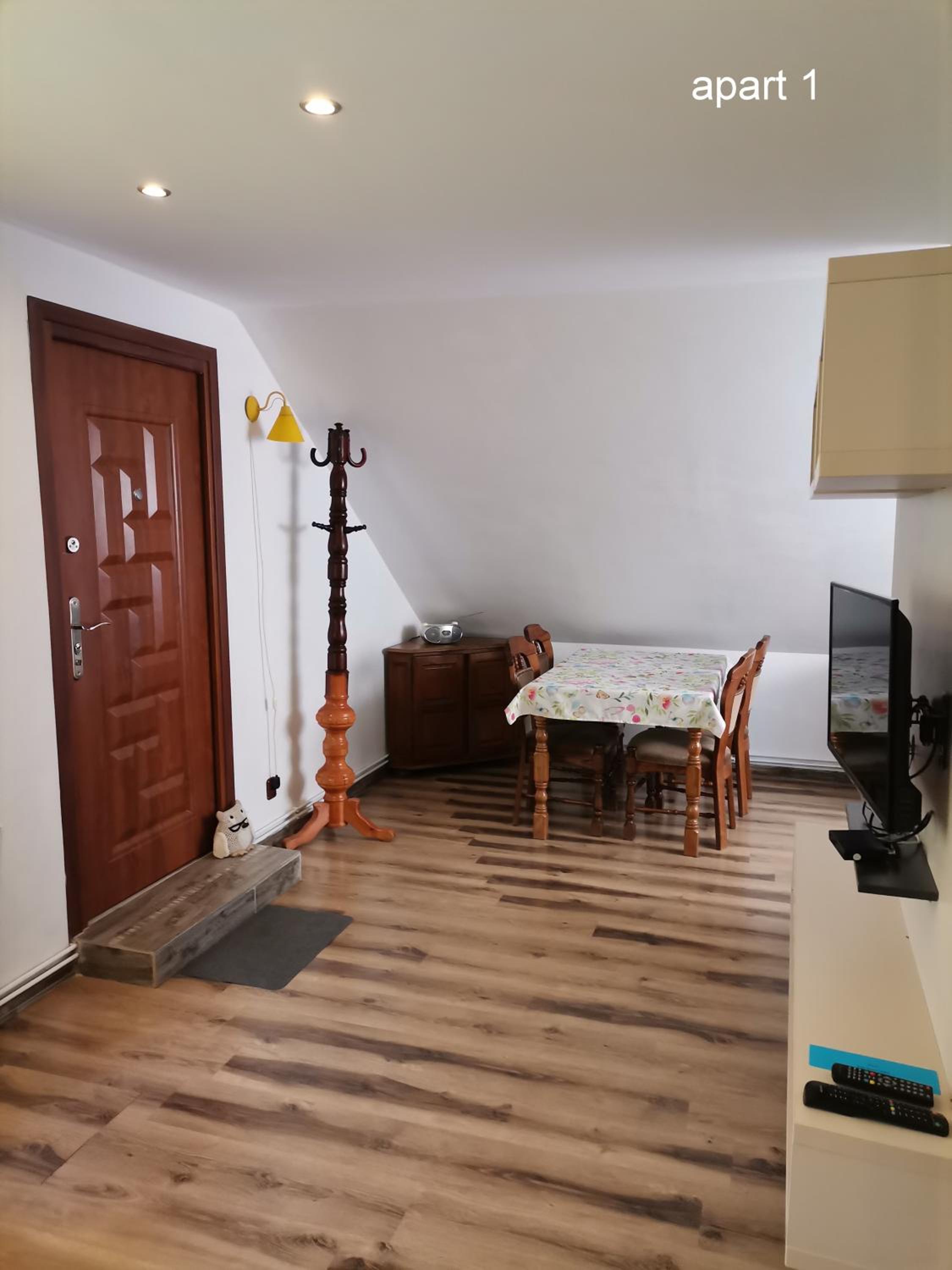 Apartment with Lake View - Photo 3