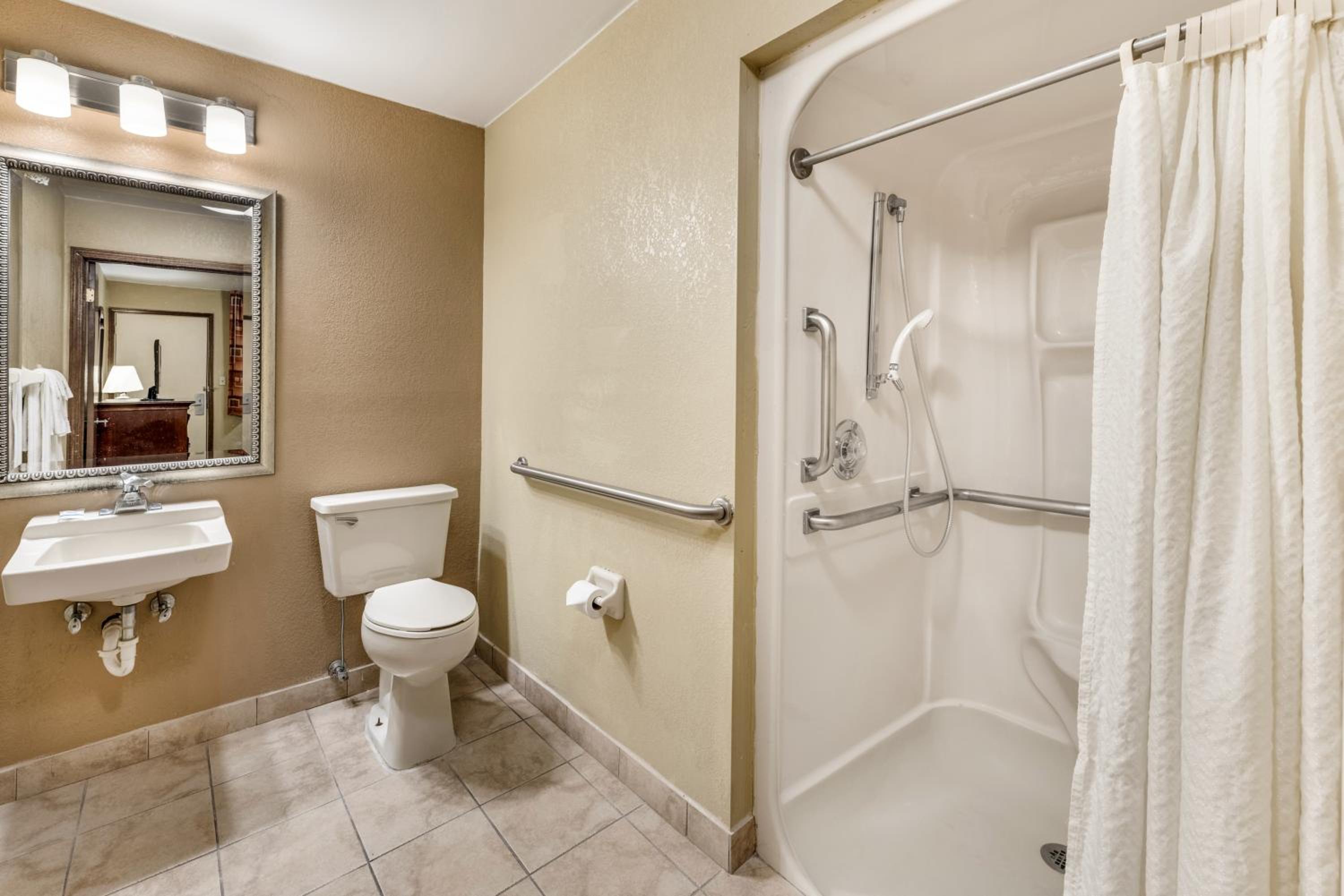 Double Room - Accessible/Non Smoking - Photo 2