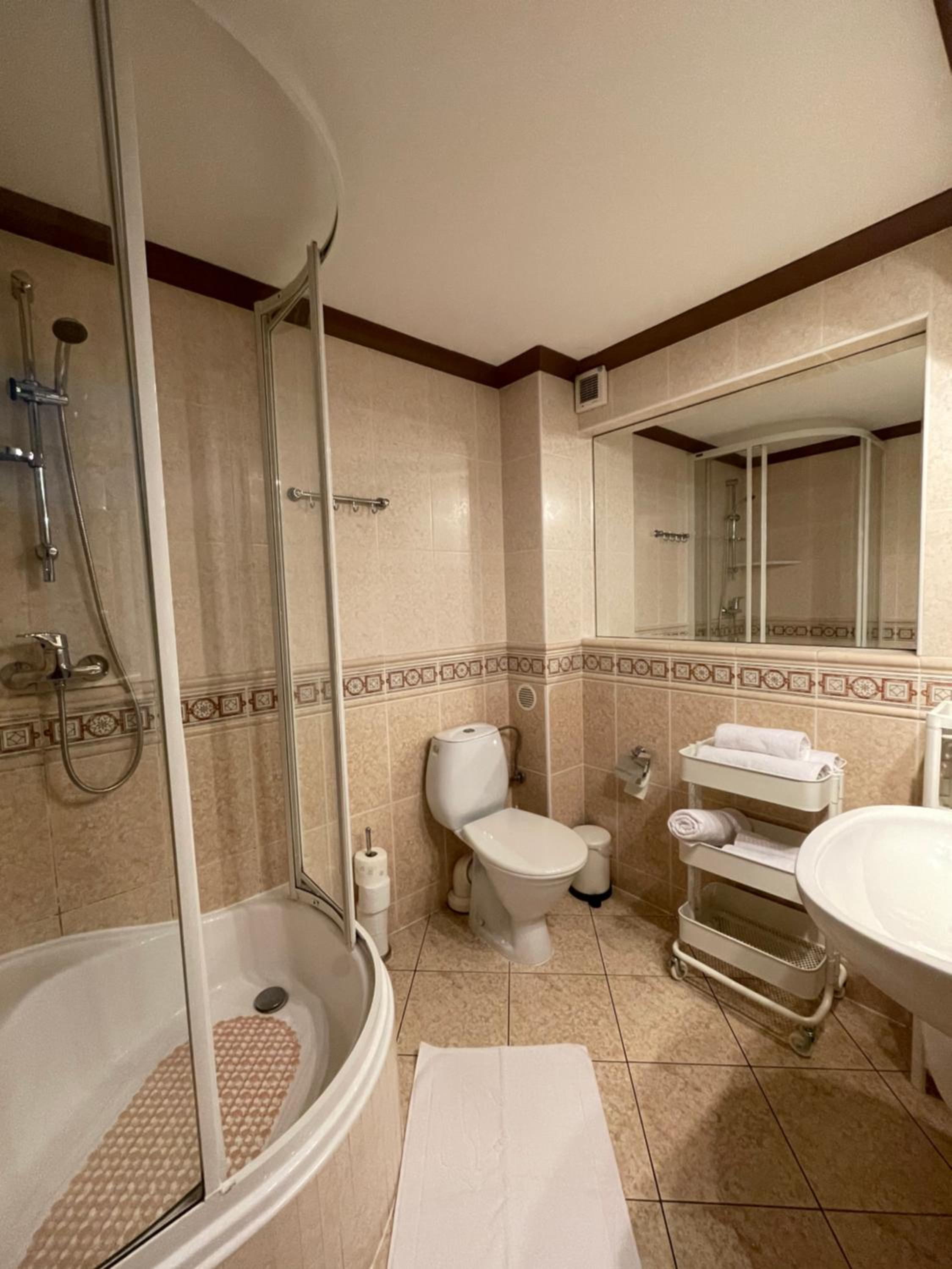 Family Suite with Balcony - Photo 4