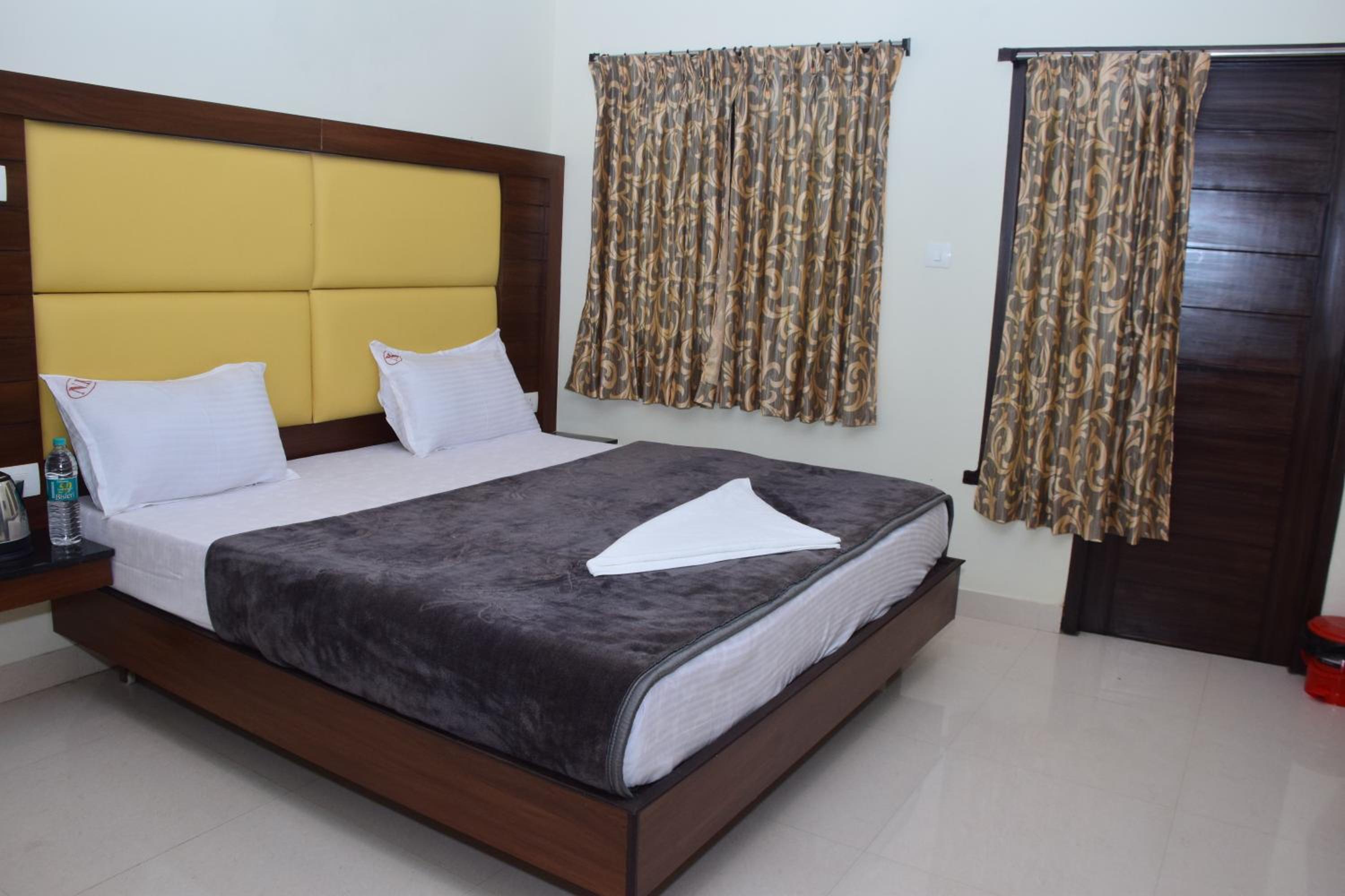 Three-Bedroom Suite - Photo 16