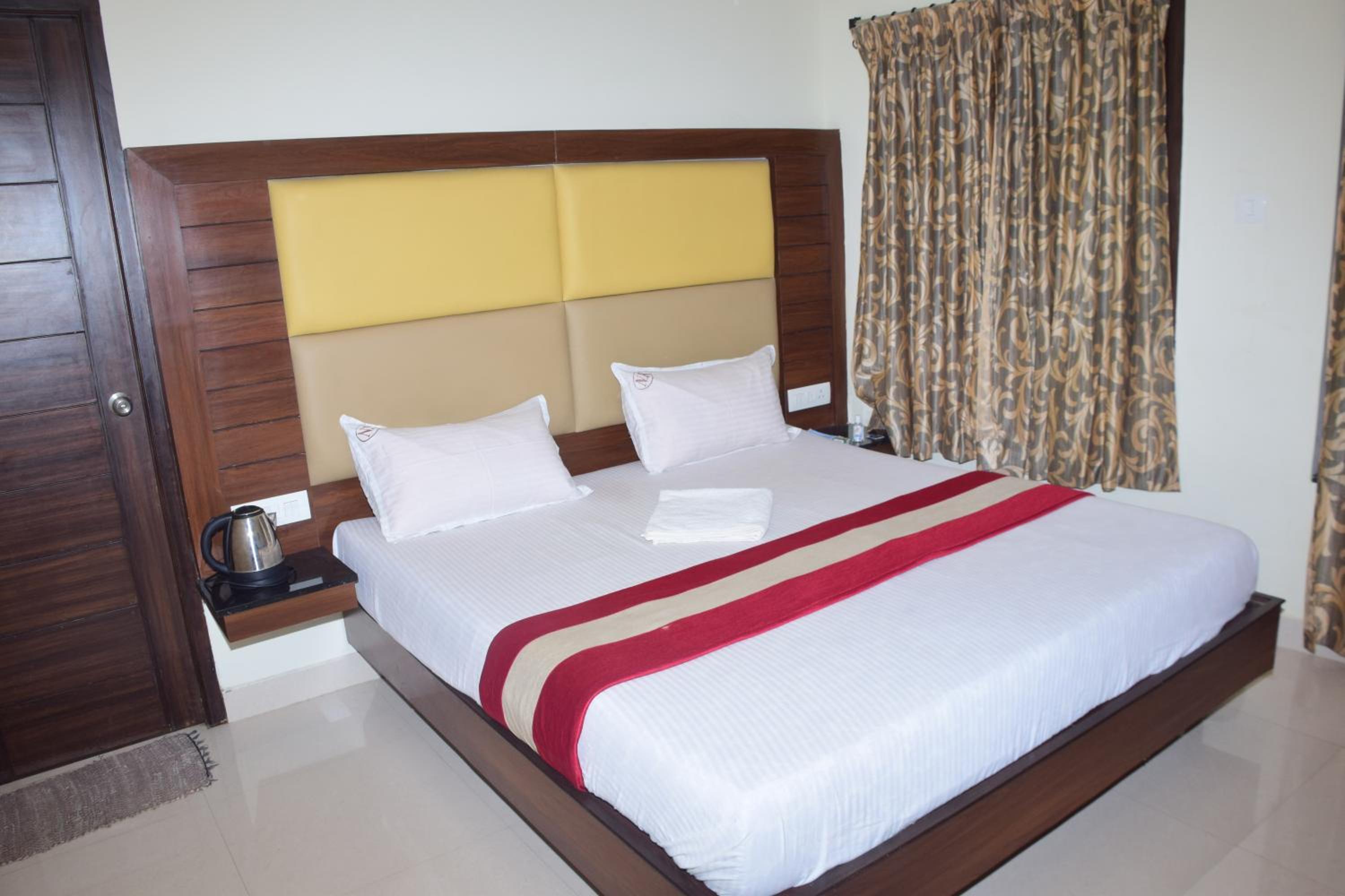 Three-Bedroom Suite - Photo 15
