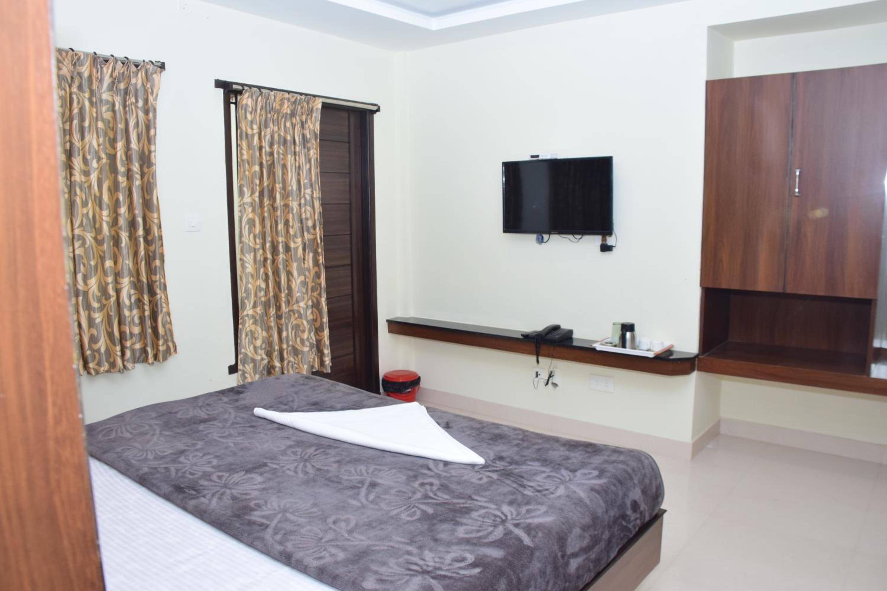 Three-Bedroom Suite - Photo 10