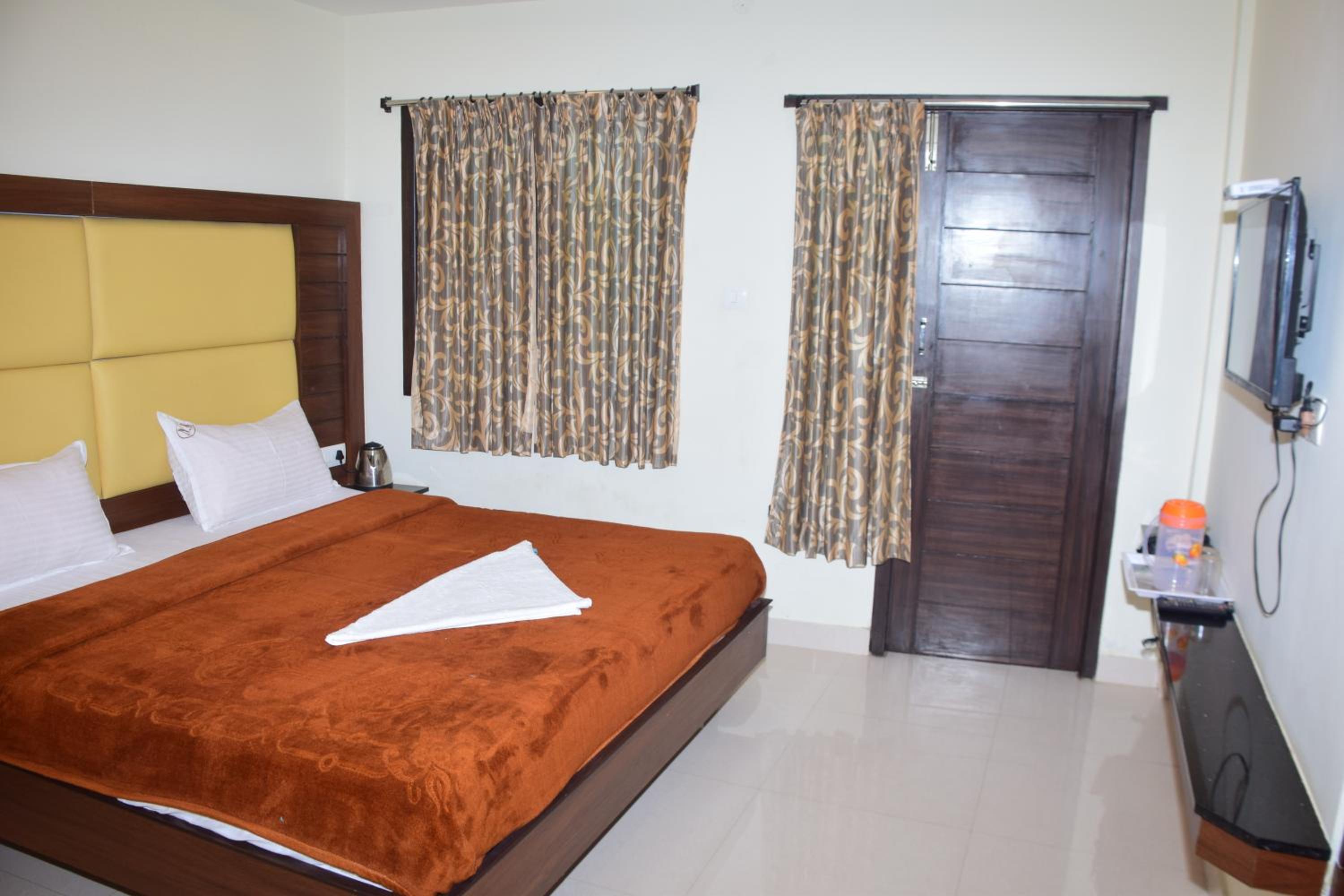 Three-Bedroom Suite - Photo 4