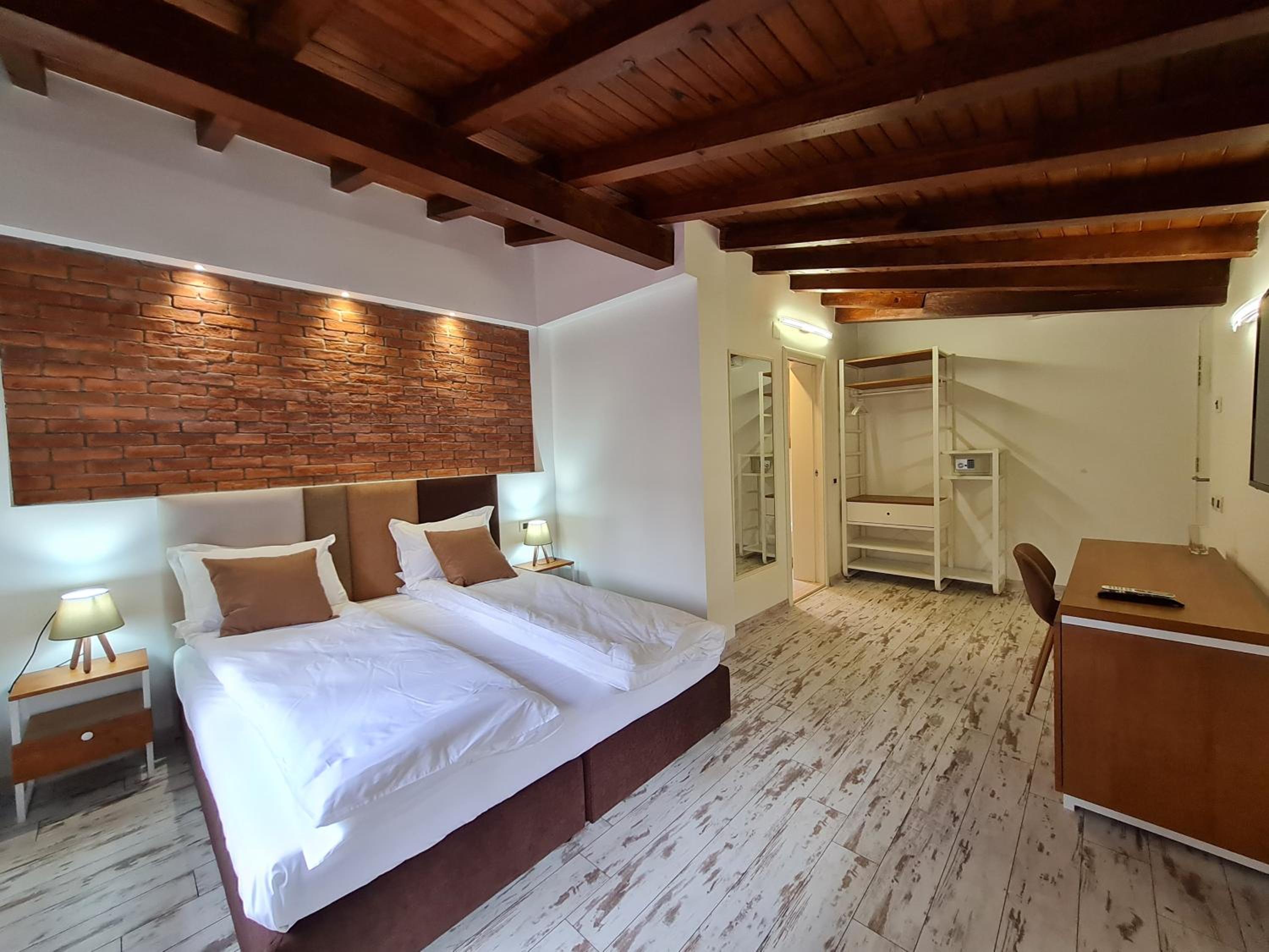 Deluxe King Room - Photo 2