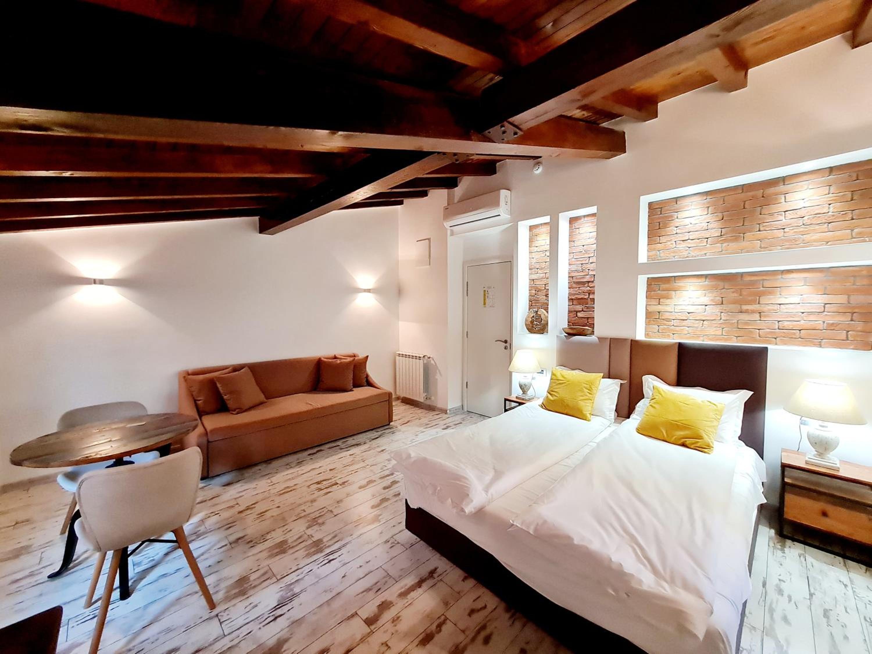 Deluxe King Room - Photo 1