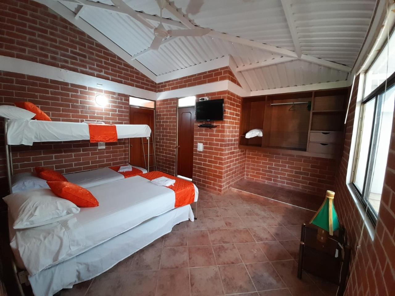 Twin Room with Private Bathroom photo 2