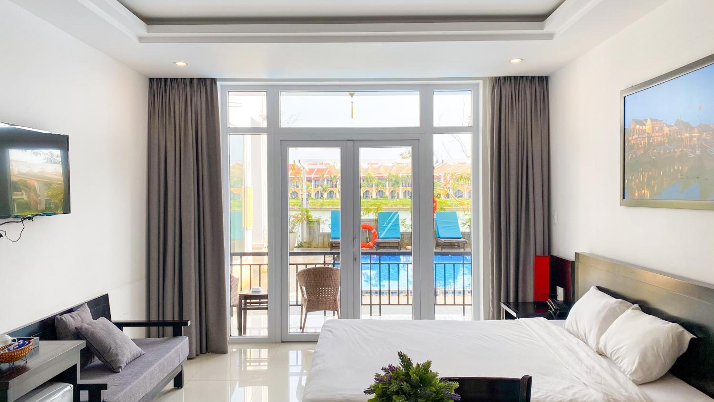 Deluxe Double Room with Balcony photo 2