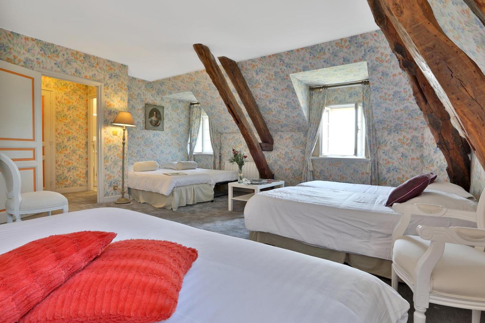 Deluxe Family Suite - Photo 6