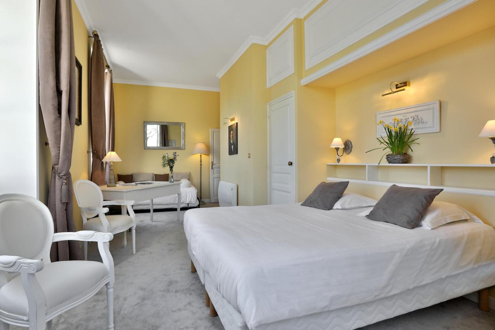 Deluxe Double Room with Extra Bed - Photo 2