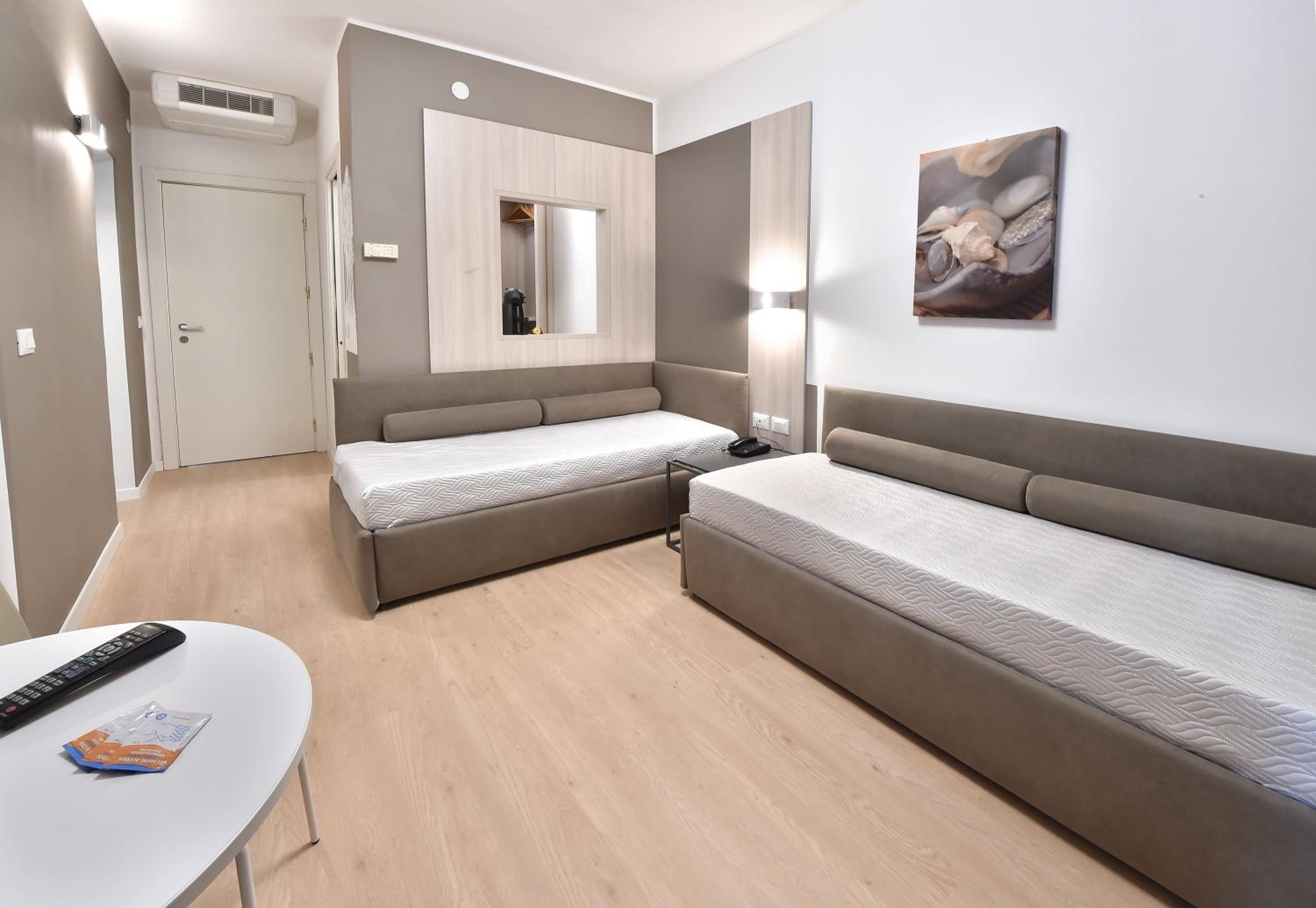 Family Suite with Balcony - Photo 1