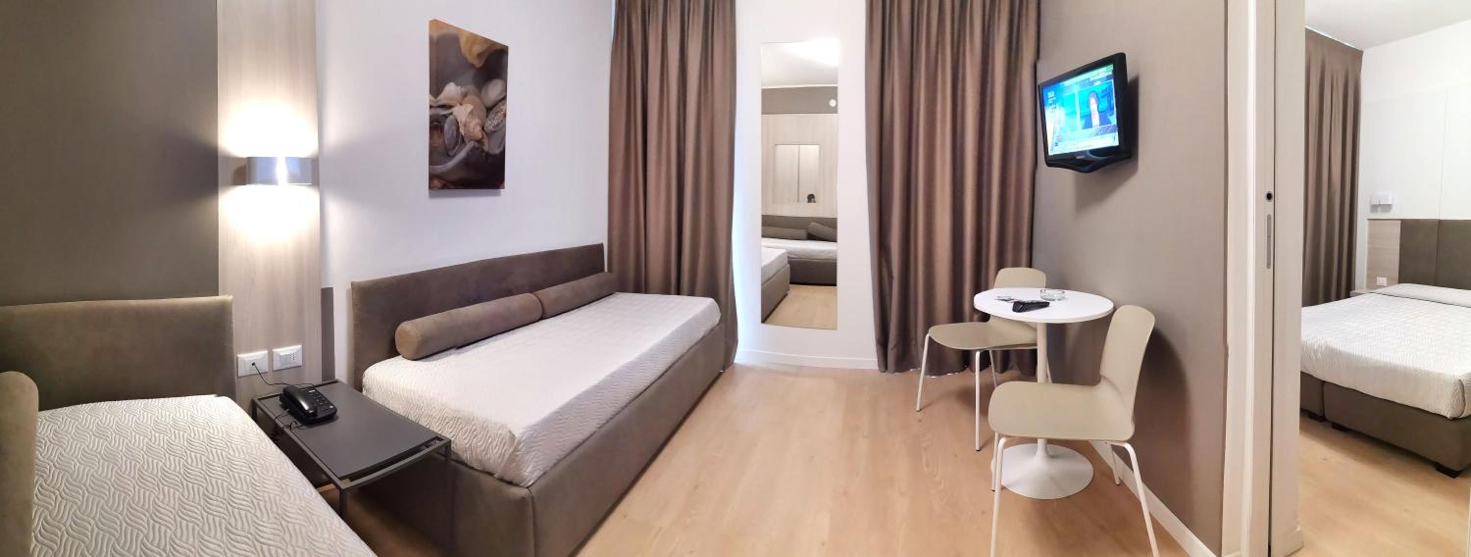 Family Suite with Balcony - Photo 5