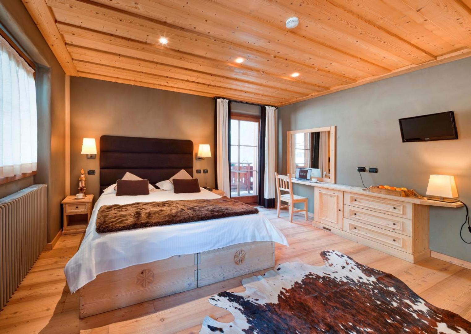 Superior Family Room - Photo 5
