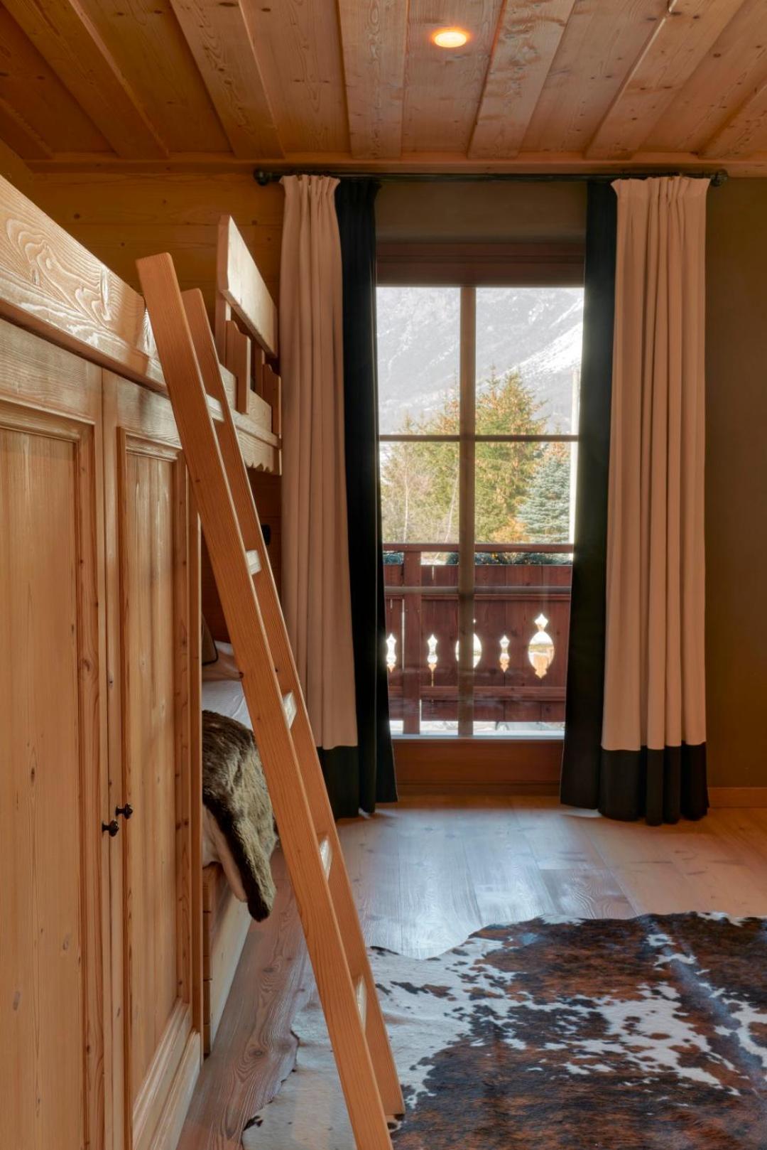 Superior Family Room - Photo 2
