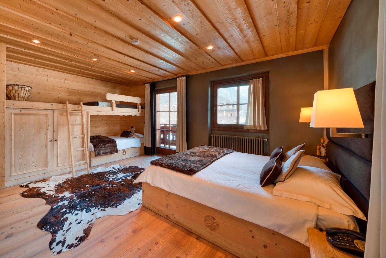 Superior Family Room - Photo 4