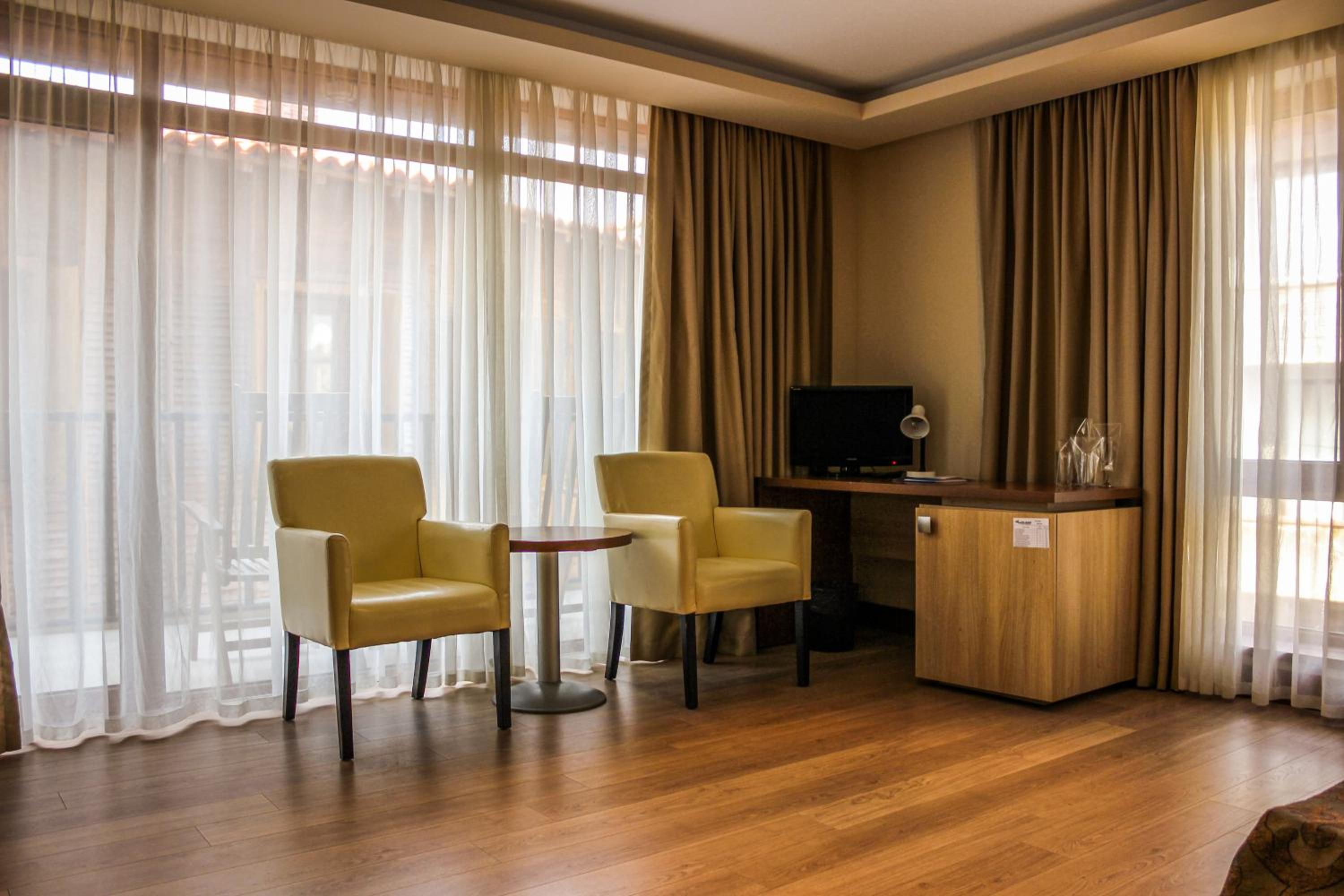 Double Room with City View - Photo 4