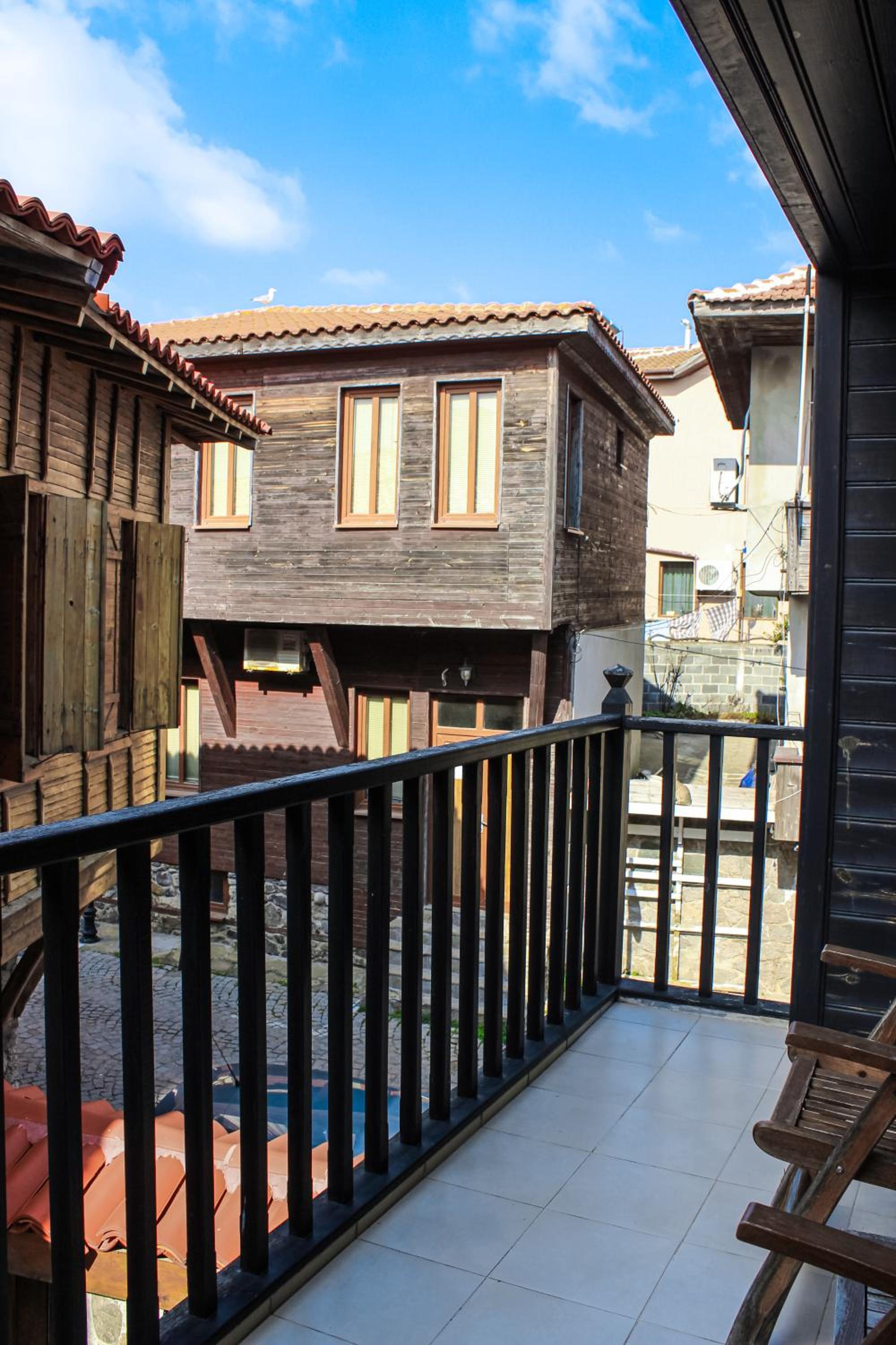 Double Room with City View - Photo 3