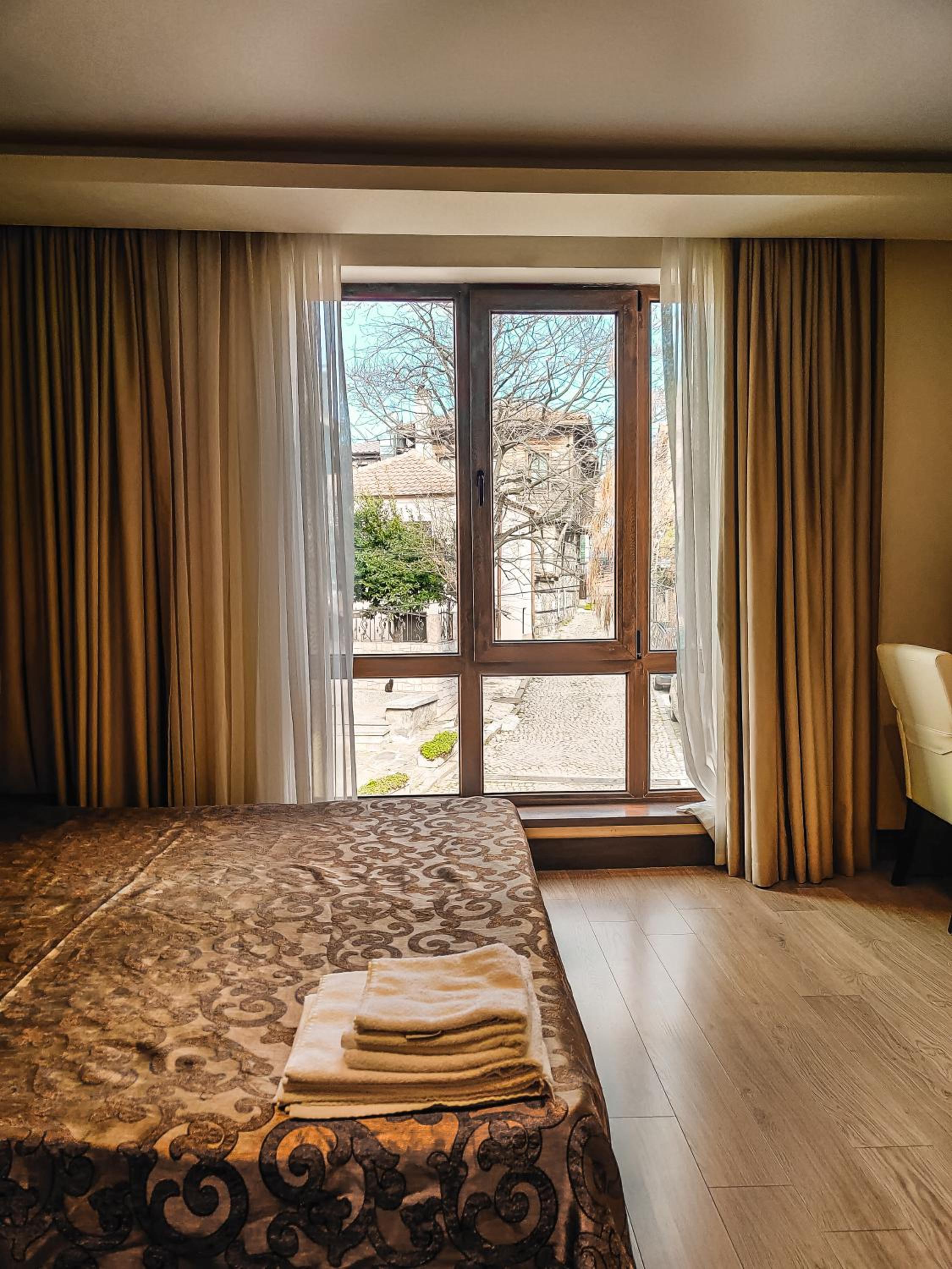 Double Room with City View - Photo 2