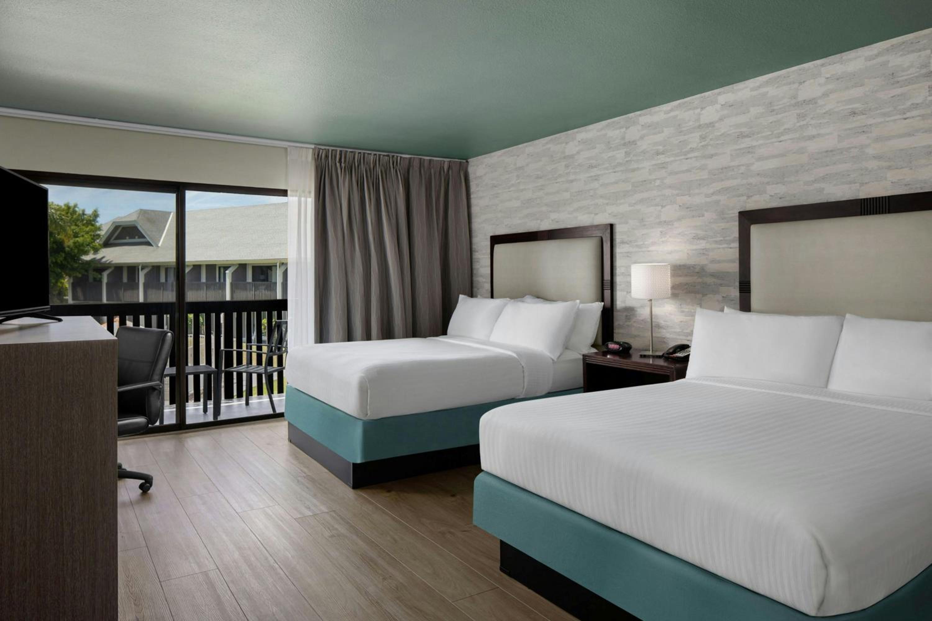 Queen Room with Two Queen Beds and Pool View - Balcony