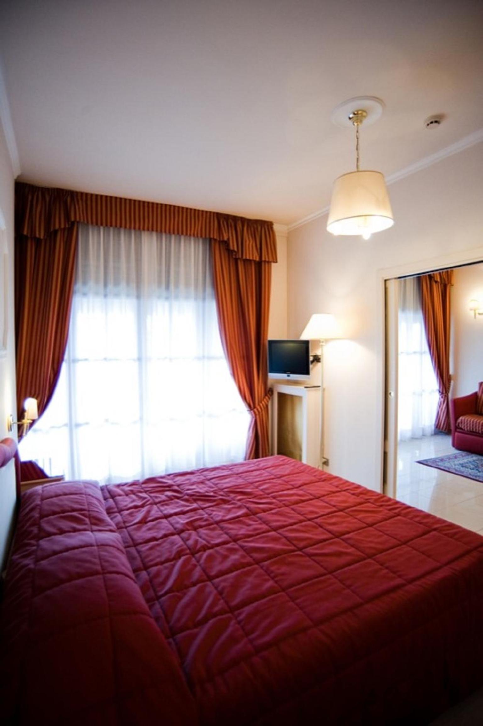 Suite - Photo 11