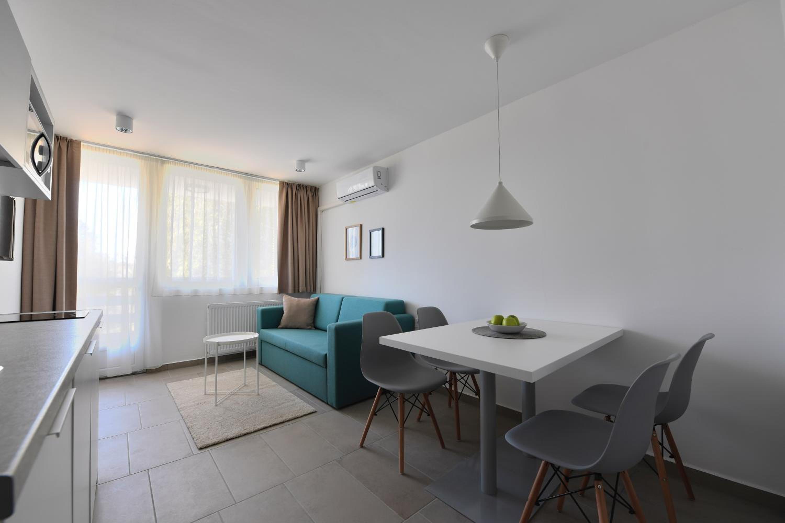 Comfort One-Bedroom Apartment with Balcony - Photo 6