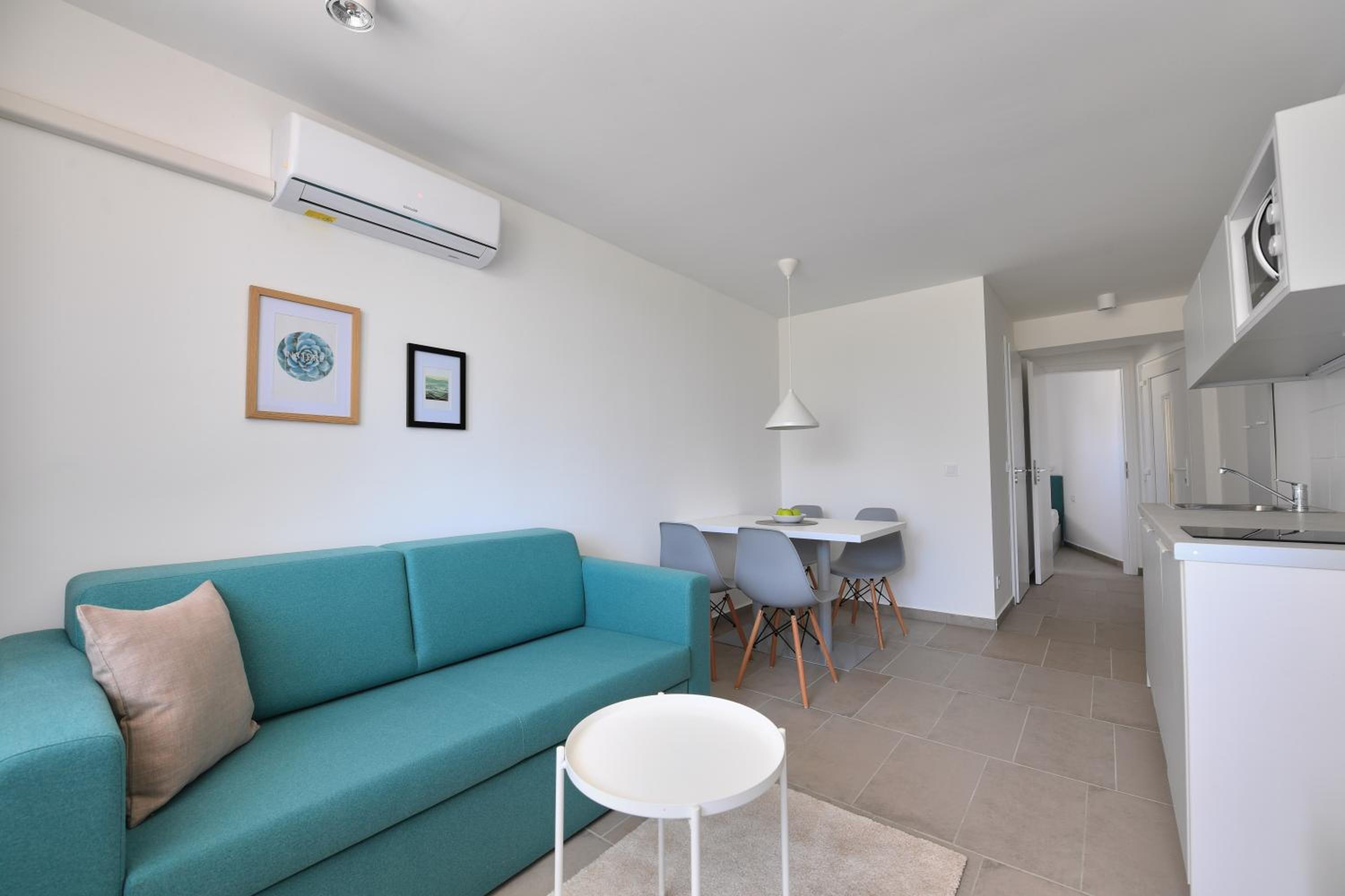 Premium One-Bedroom Apartment with Balcony  - Photo 4