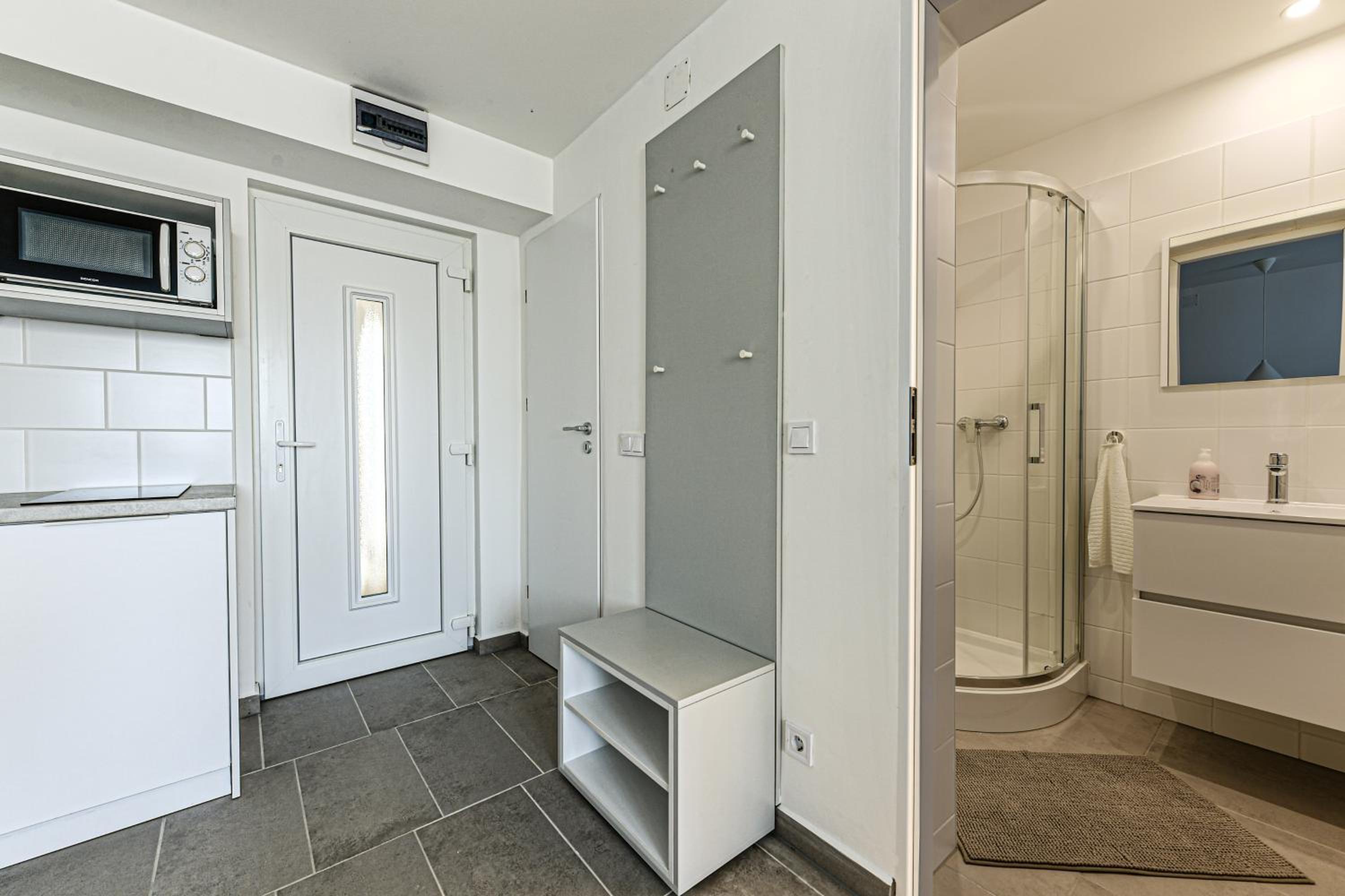 Premium One-Bedroom Apartment with Balcony  - Photo 2